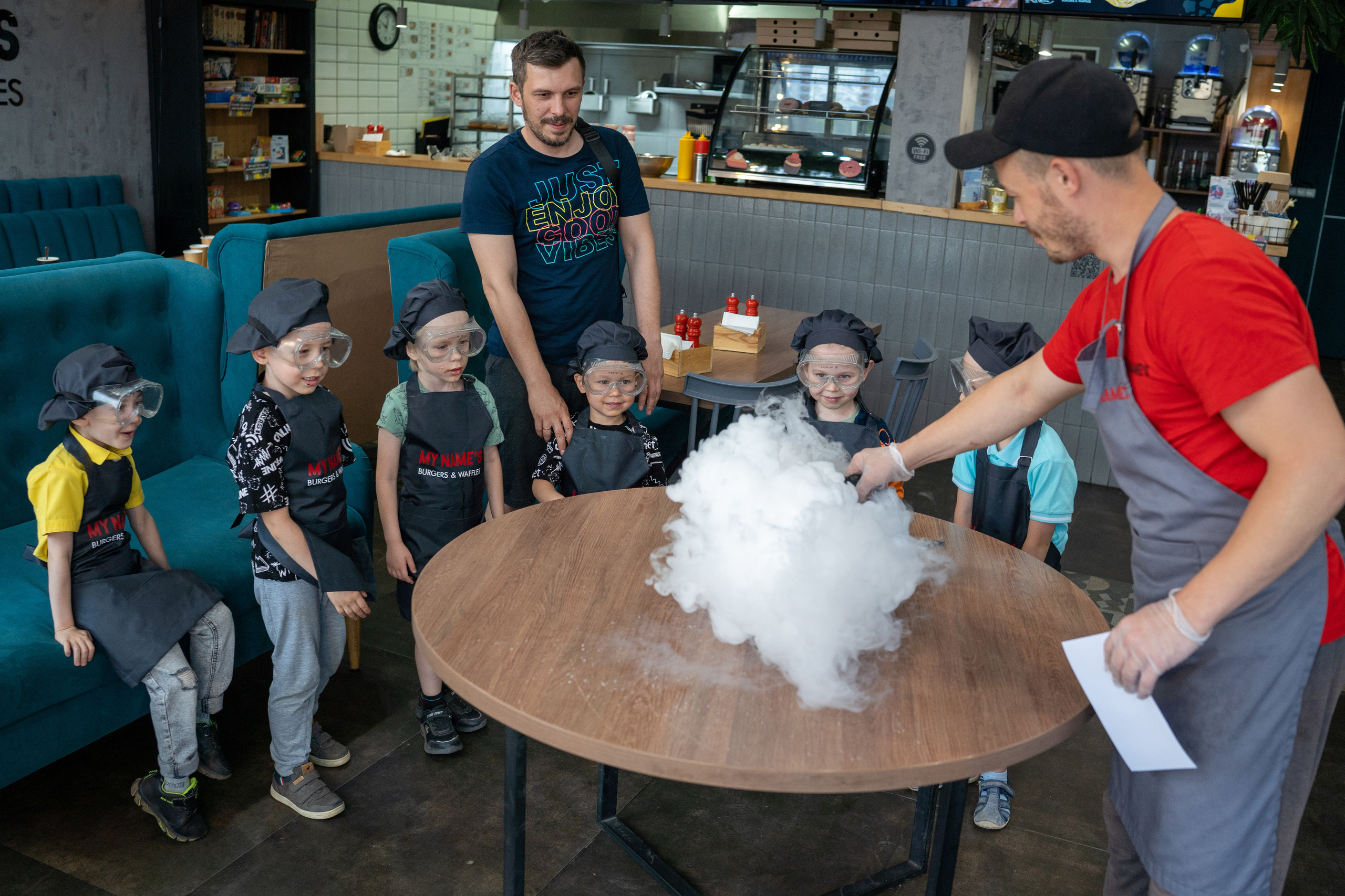 День рождение в бургерной. Фотограф в Екатеринбурге Павел Самков