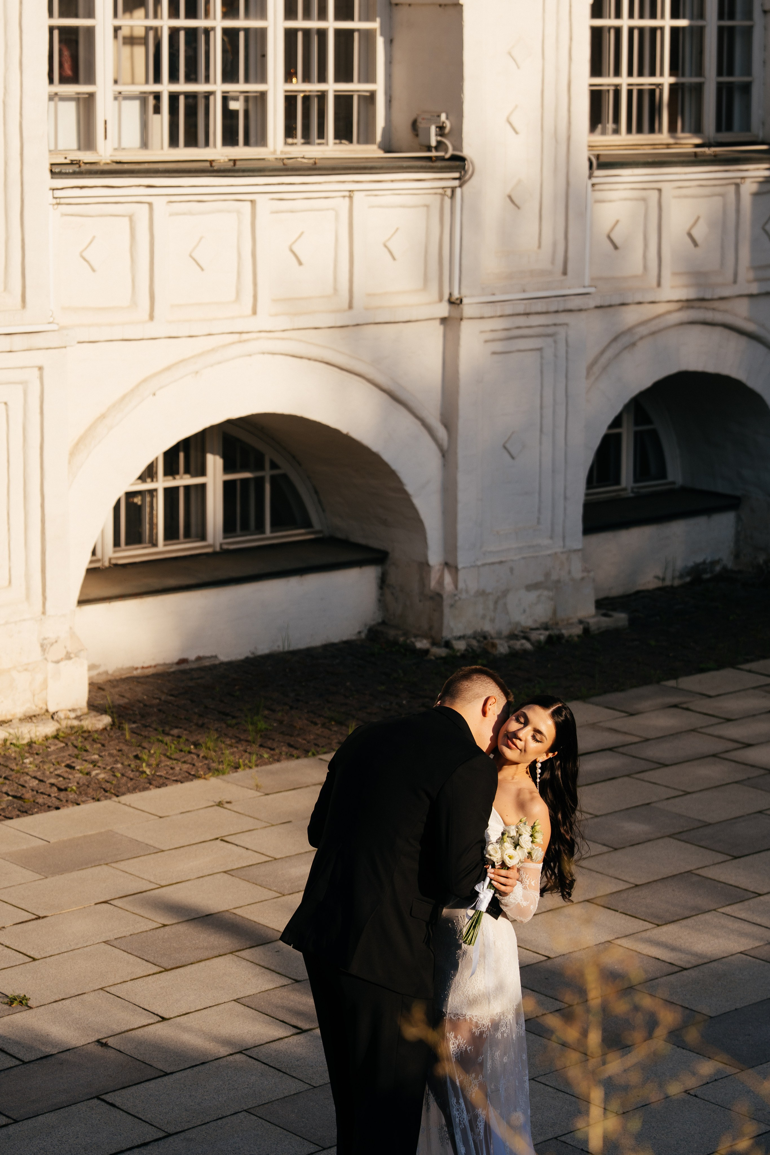 Свадебная фотосессия в Москве у высотки на Котельнической набережной. Свадебный фотограф в Москве Анна Полушина