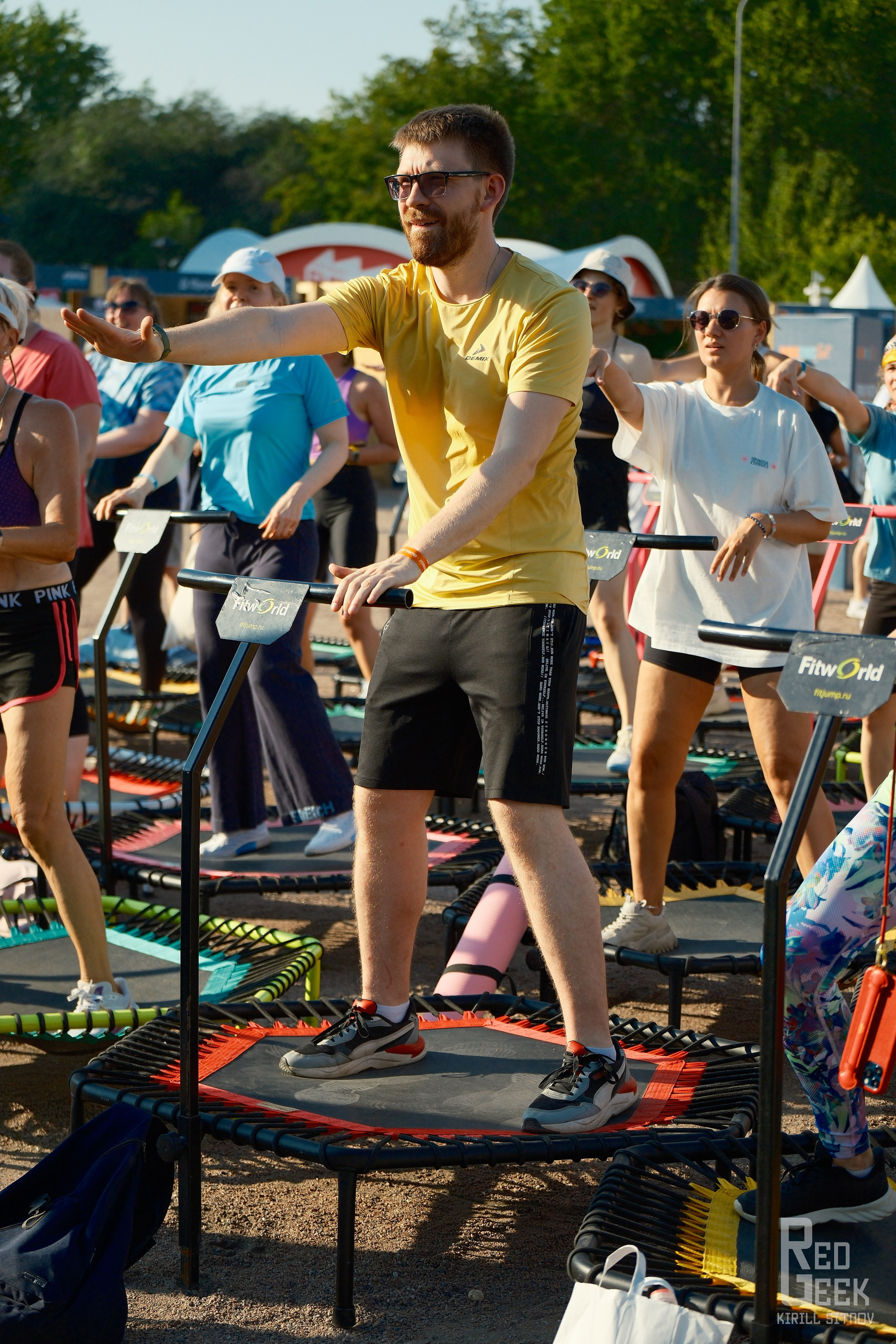 Парень на батуте  на открытом воздухе фестиваля DDX Fitness.