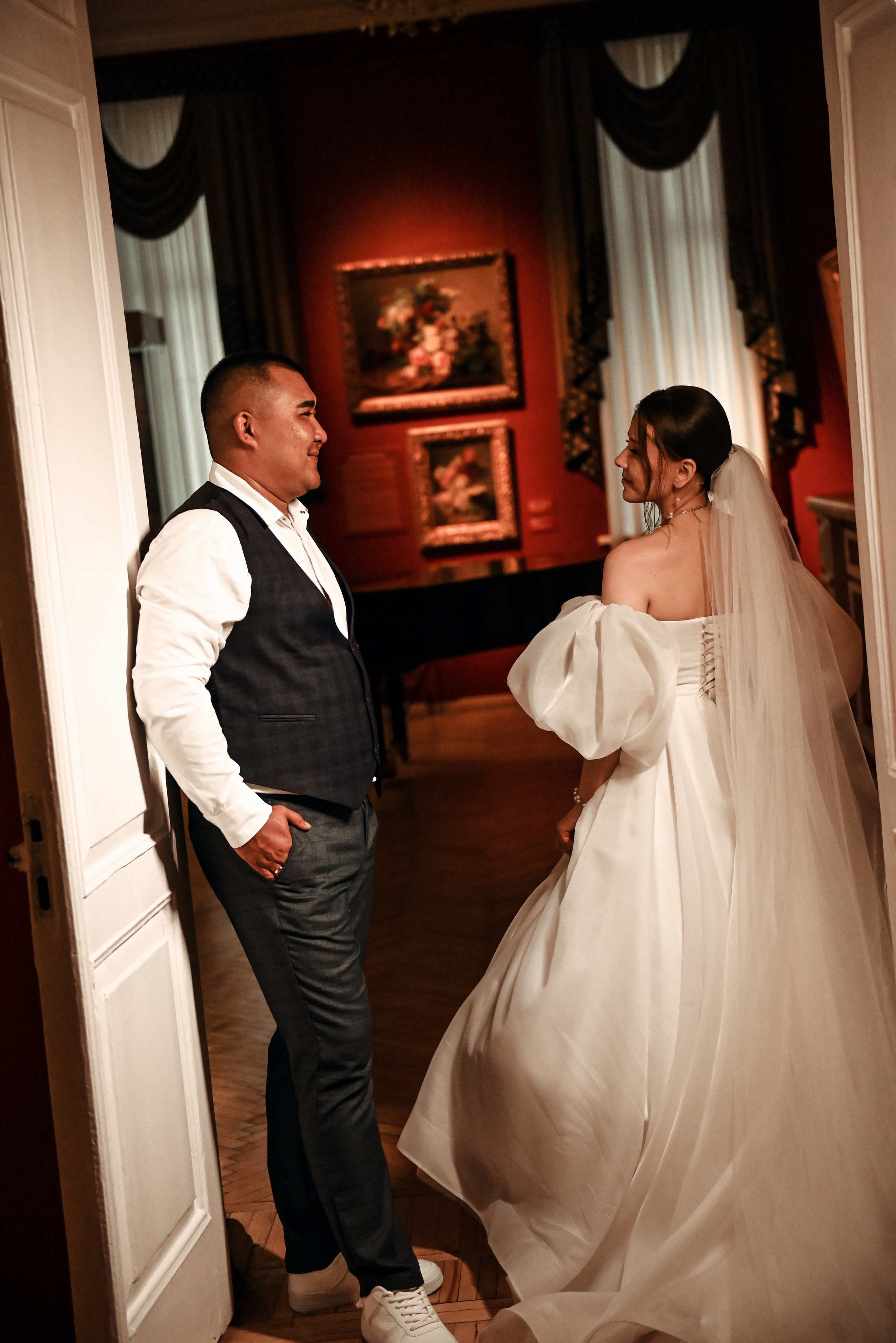 Небольшая свадебная серия в музее и прогулкой под дождем Эльмиры и Ризата. Свадебный, семейный, детский, контент фотограф в Омске Максим Ильин