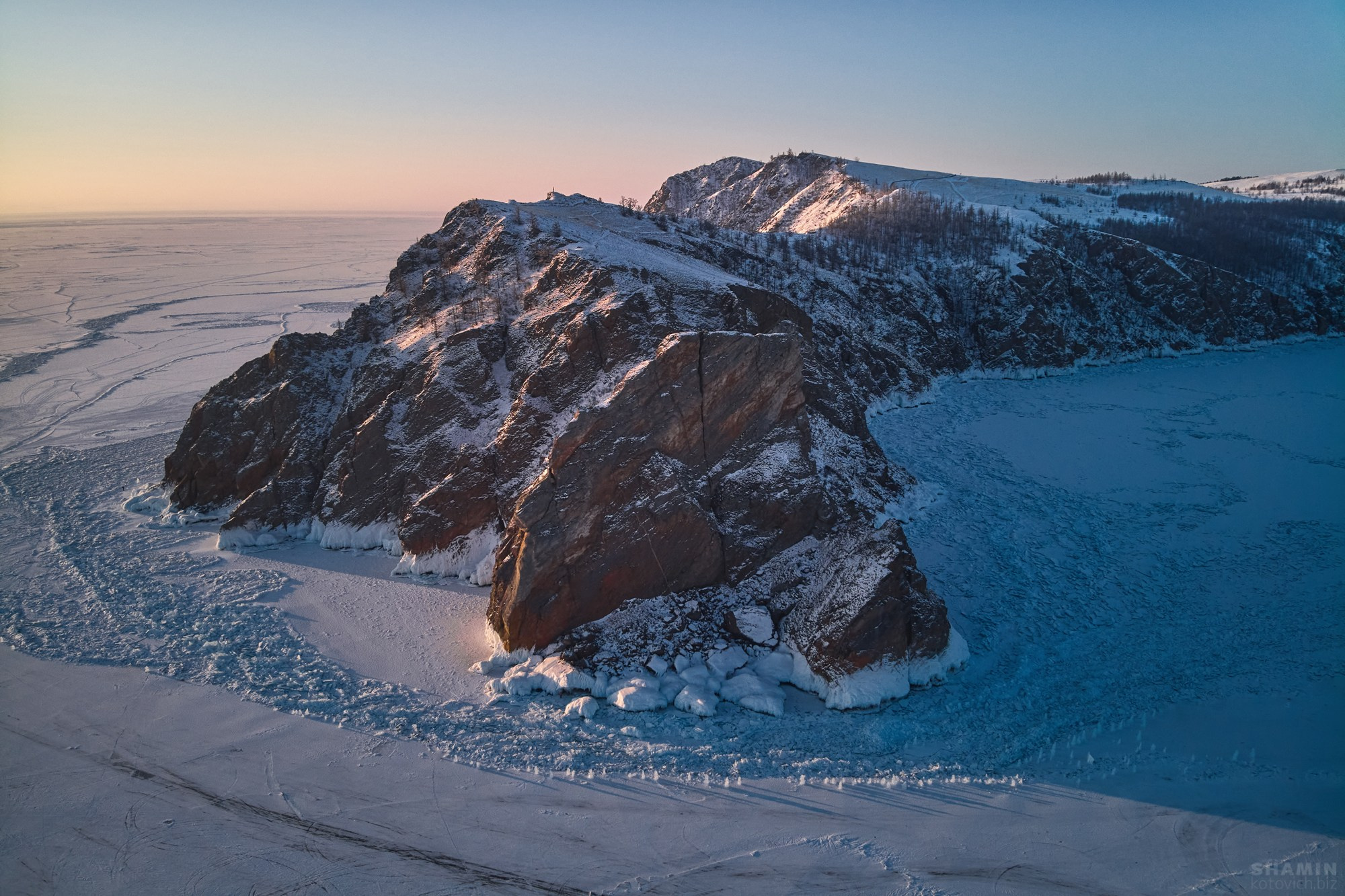 Байкал — пейзажная фотография Константина Шамина. Зимний лёд Байкала, трещины, отражения и прозрачная вода. Художественная и аэросъёмка озера Байкал.