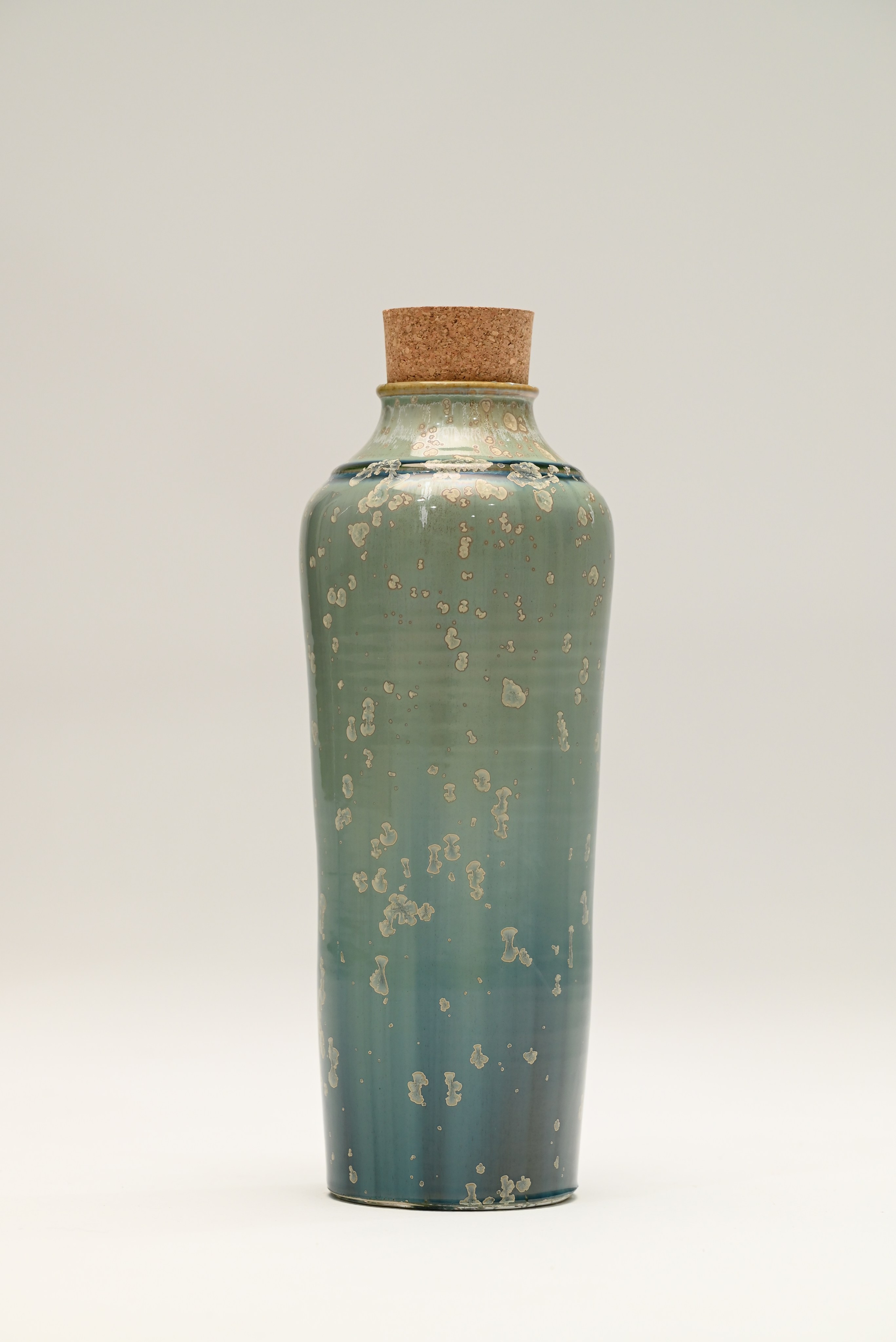 Сосуд «Элат». Каменная масса, кристаллические глазури. 32х12 см, 2025. 