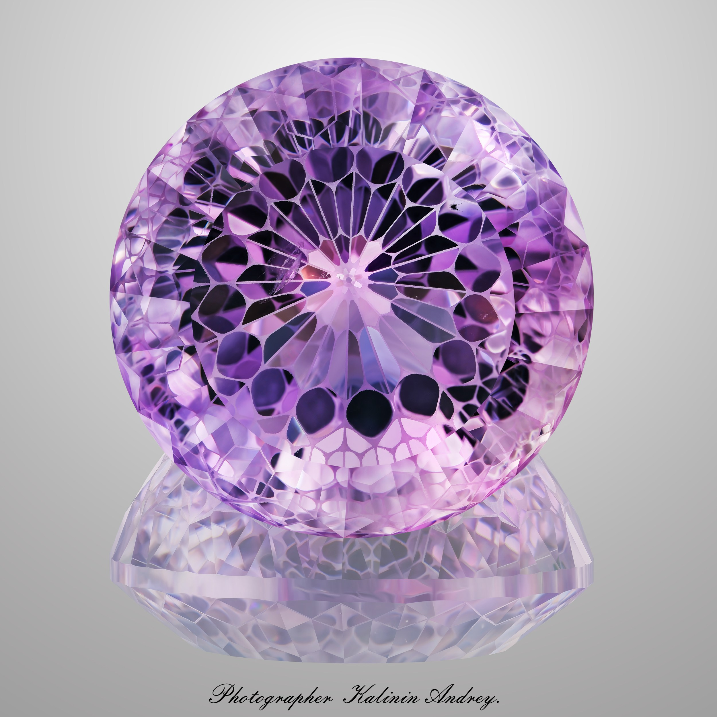 В Москве можно заказать фотосъёмку драгоценных камней. Для каталогов и полиграфии можно  позвонив по телефону +7 966 003-13-07. Высококачественная профессиональная рекламная фотосъёмка ювелирных украшений, драгоценных камней в Москве. Обучение, консультация