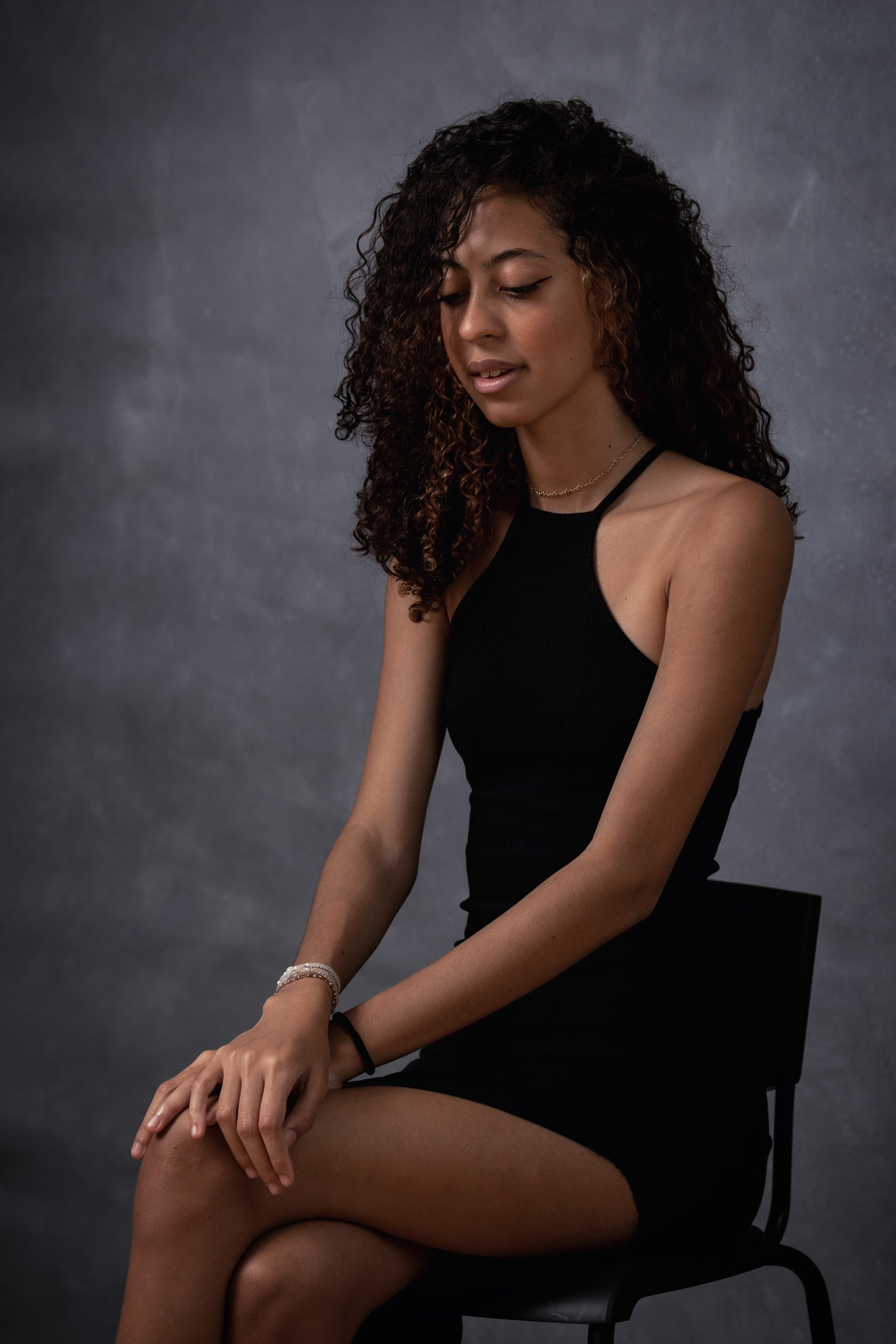 Минималистичная съёмка: афроамериканская модель в мягком свете