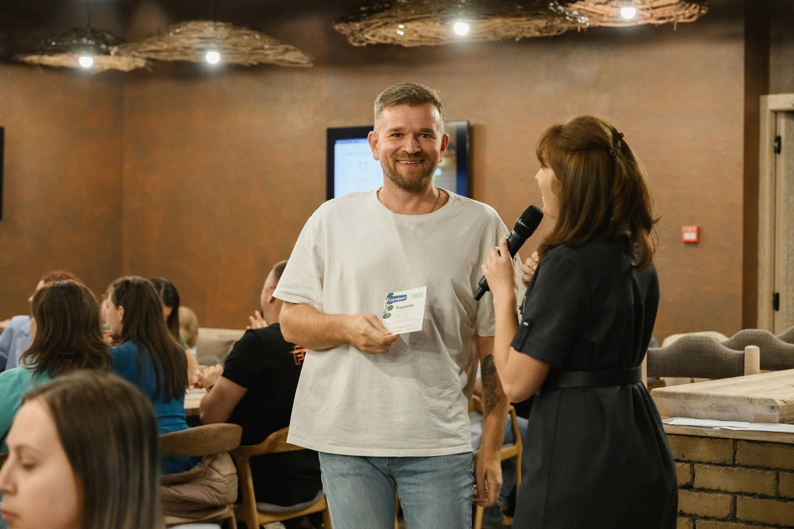 Фотосъемка квиза в Петропавловске-Камчатском. Яркие эмоции и командный азарт во время интеллектуальной игры в кафе. Репортажные кадры мероприятий в Петропавловске-Камчатском.