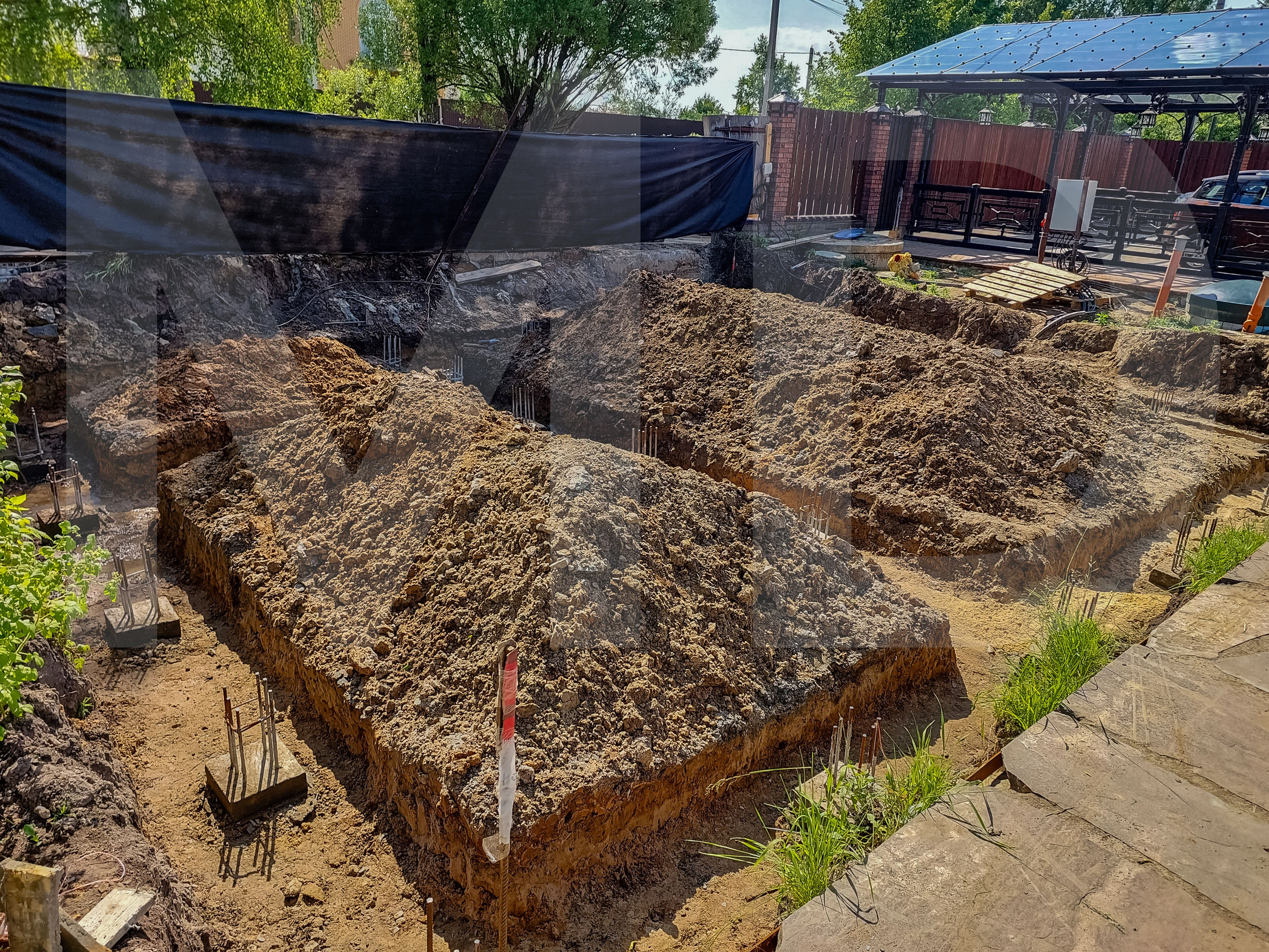 Разметка и траншеи под фундамент гаража в стиле Лофт