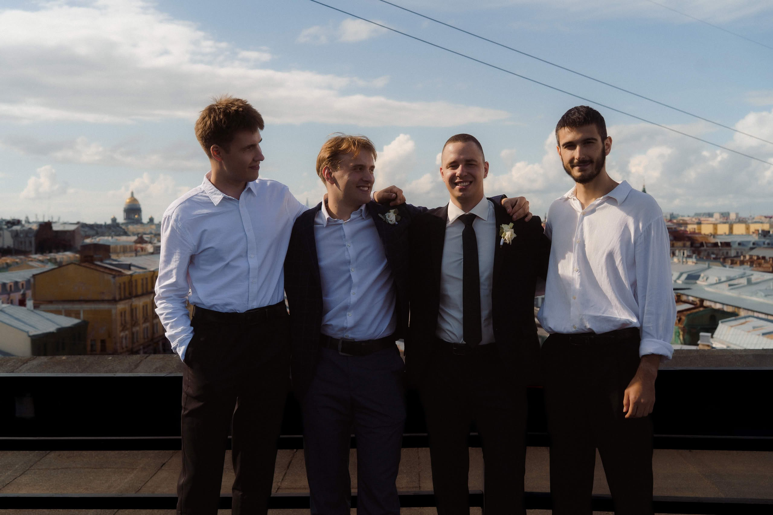 Компания друзей на крыше Event Rest — свадебный банкет