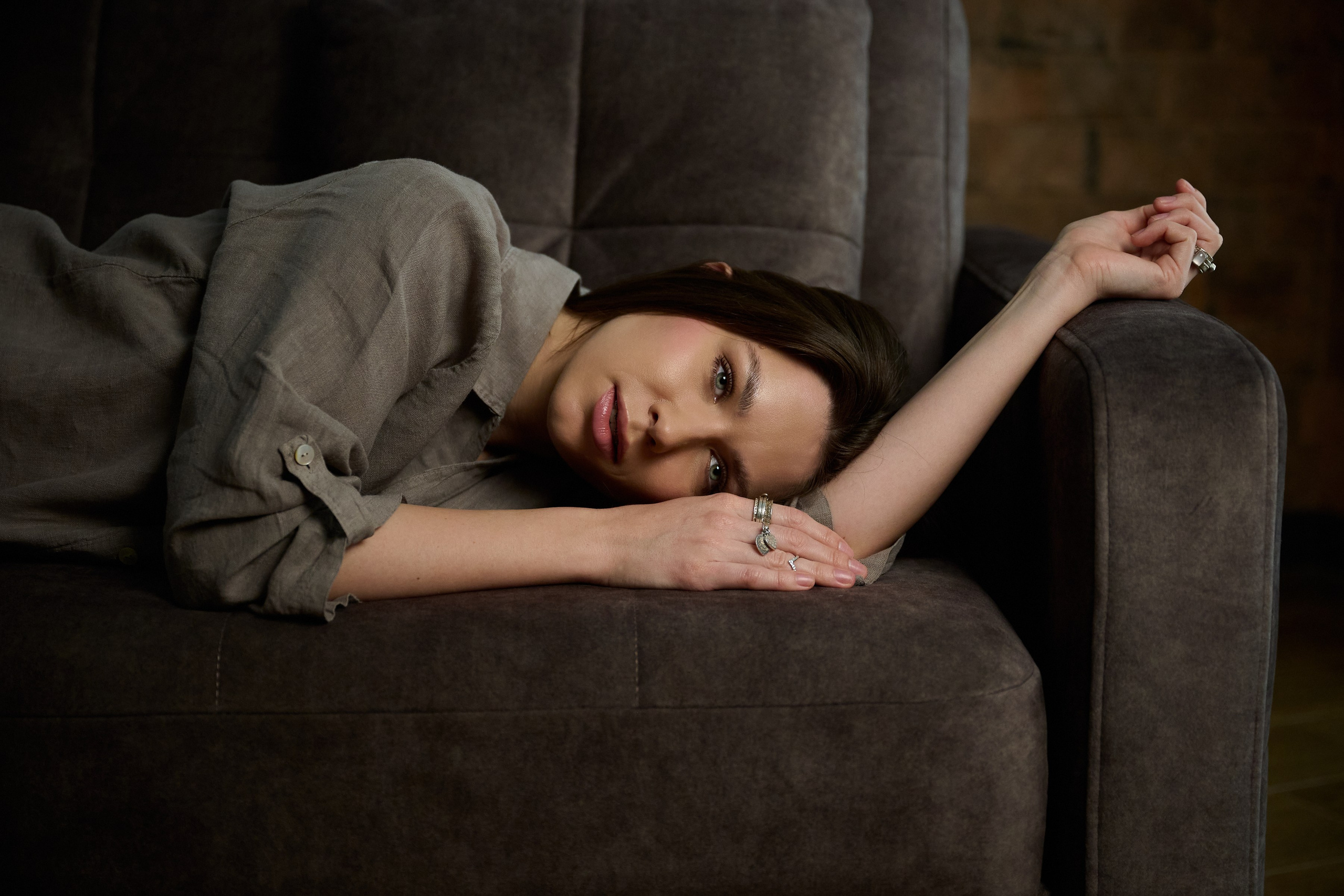 Тихая женская фотография — съёмка без ролей и позирования, где важнее состояние, чем образ