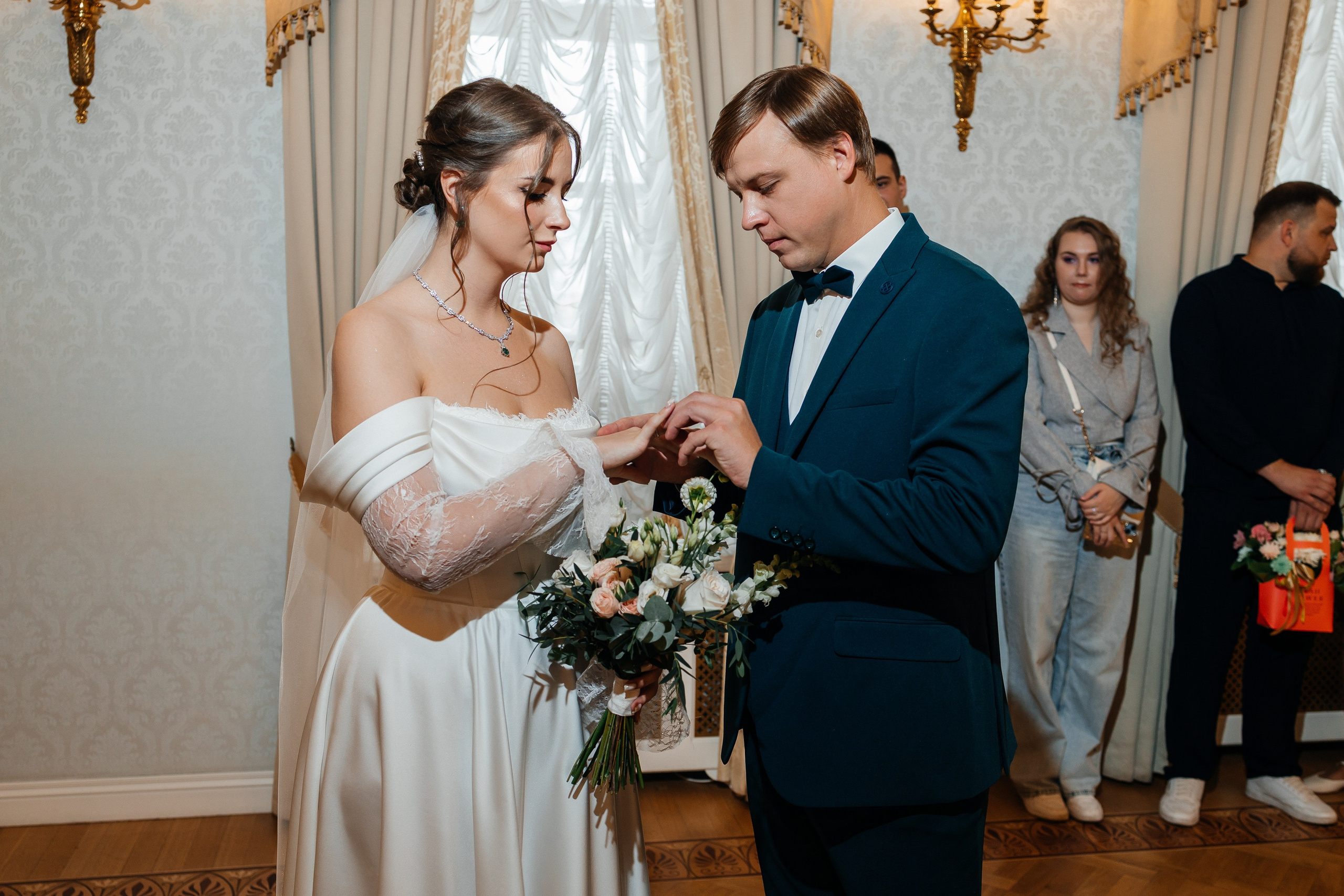 Свадебная прогулка на корабле. Олег Сверчков | Свадебный фотограф Вологда