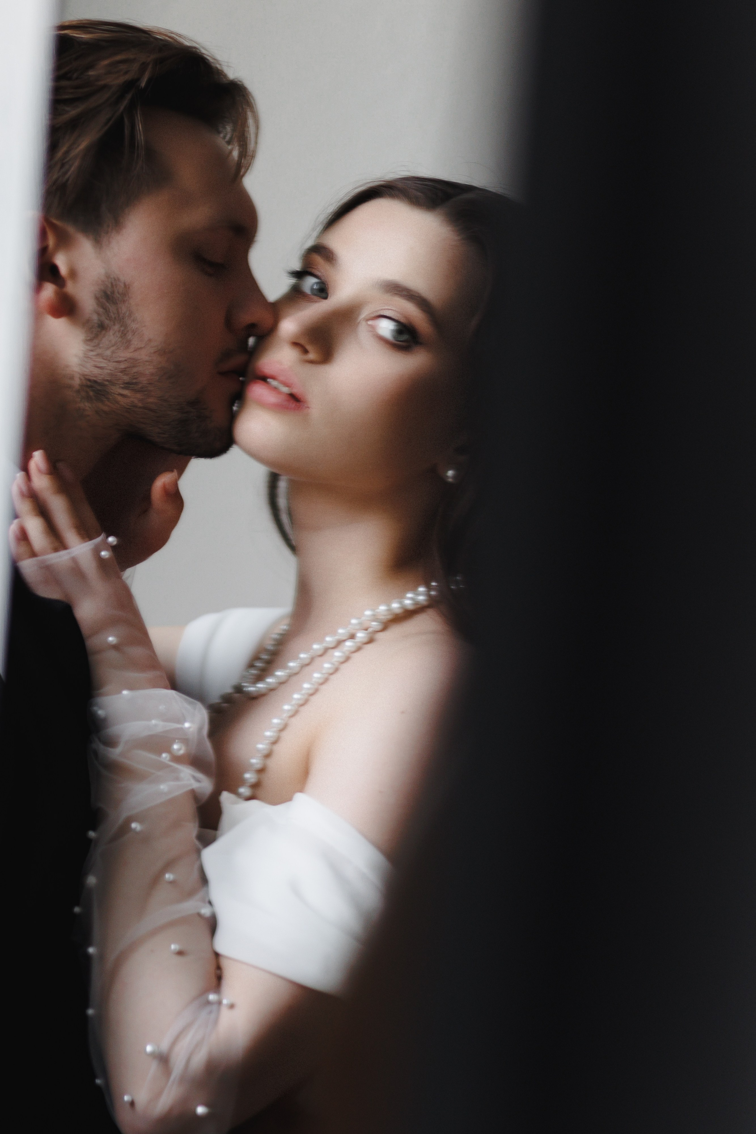 Свадебная фотосессия в квартире-студии. Свадебный фотограф в Москве Мария Крош