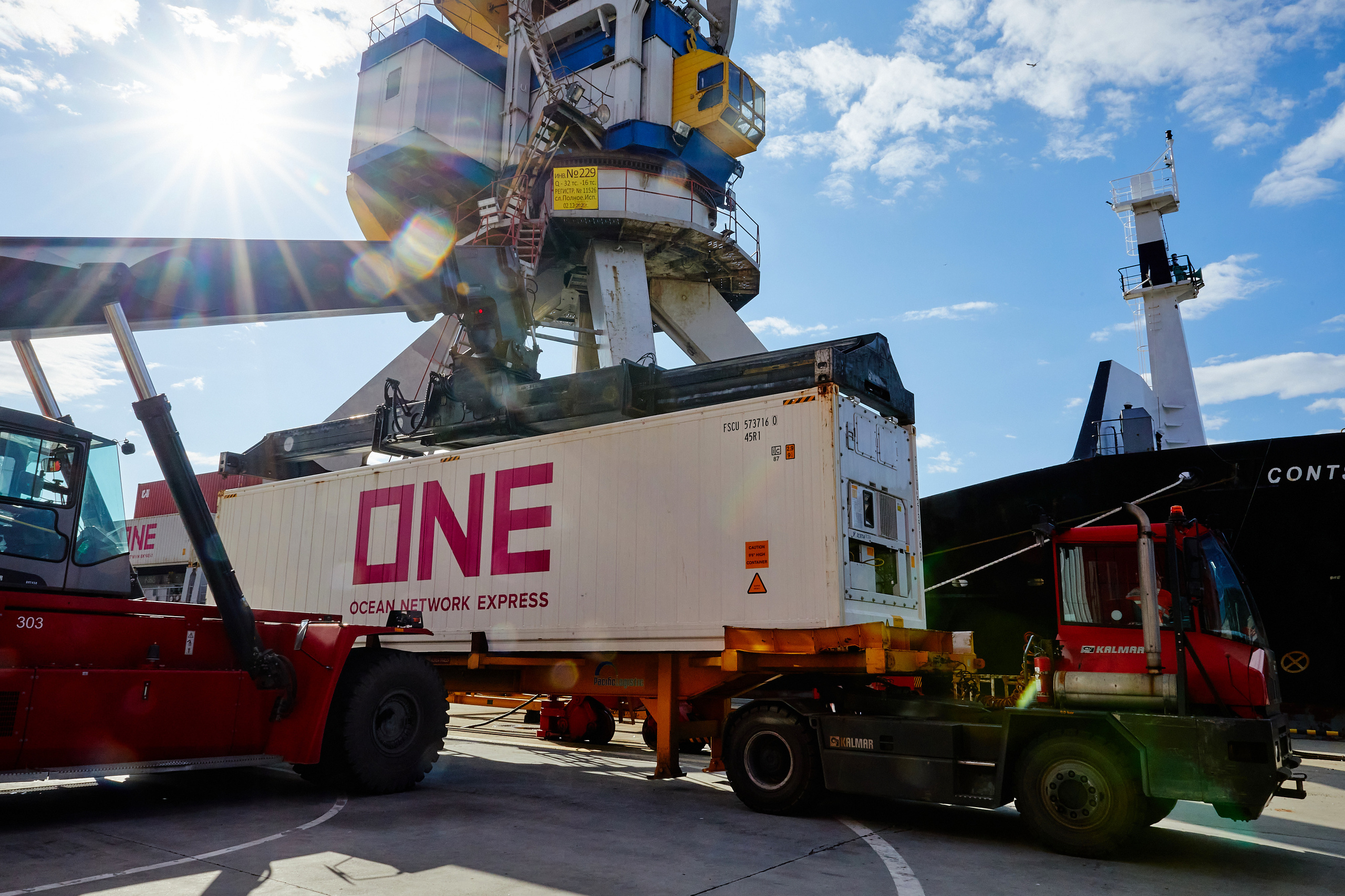 Фотограф репортаж Владивосток репортажная съёмка Приморский край фотосъёмка промышленность бизнес производство судно порт аэросъёмка