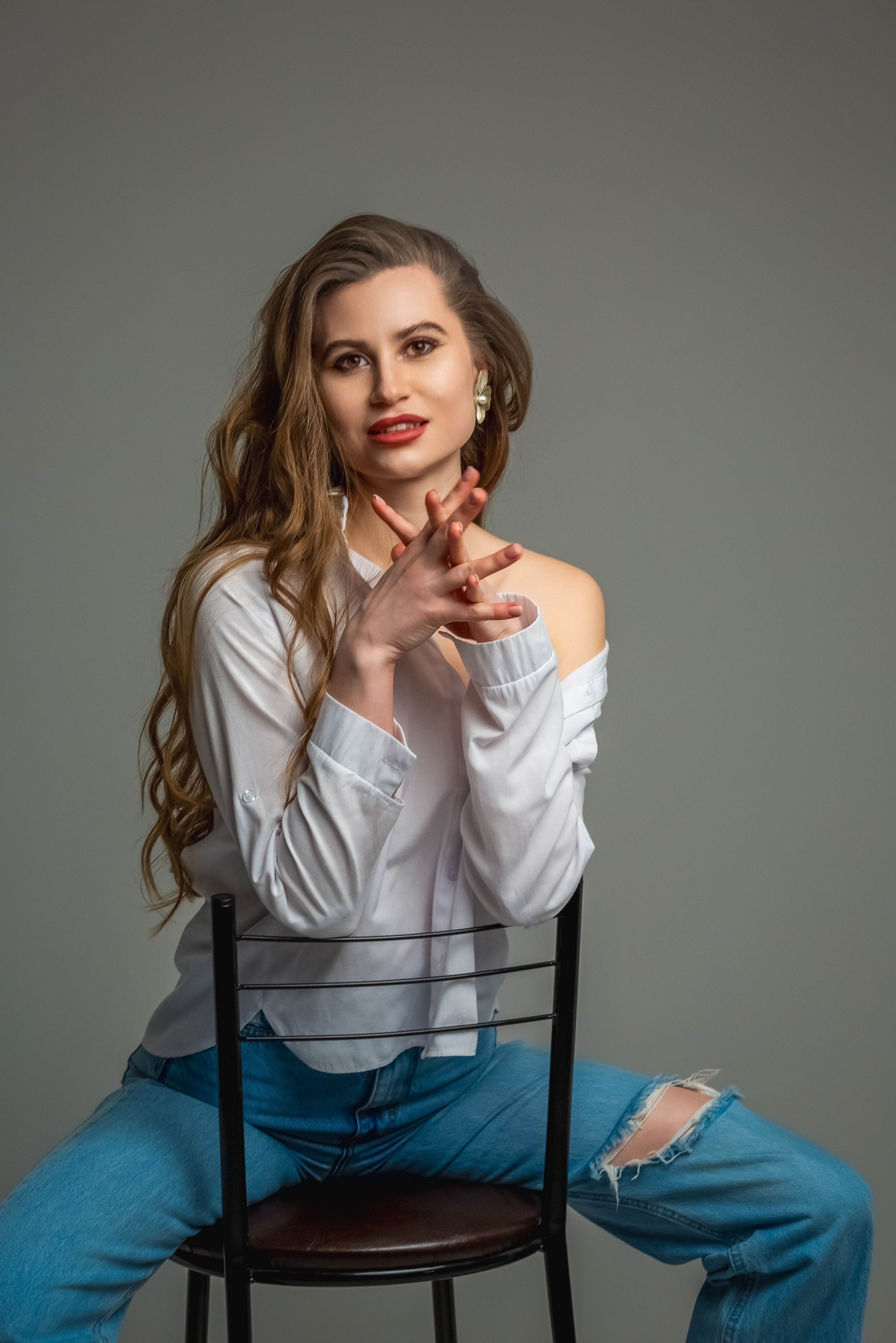 Синие джинсы — белые тюльпаны. Вера Соколова фотограф Воронеж