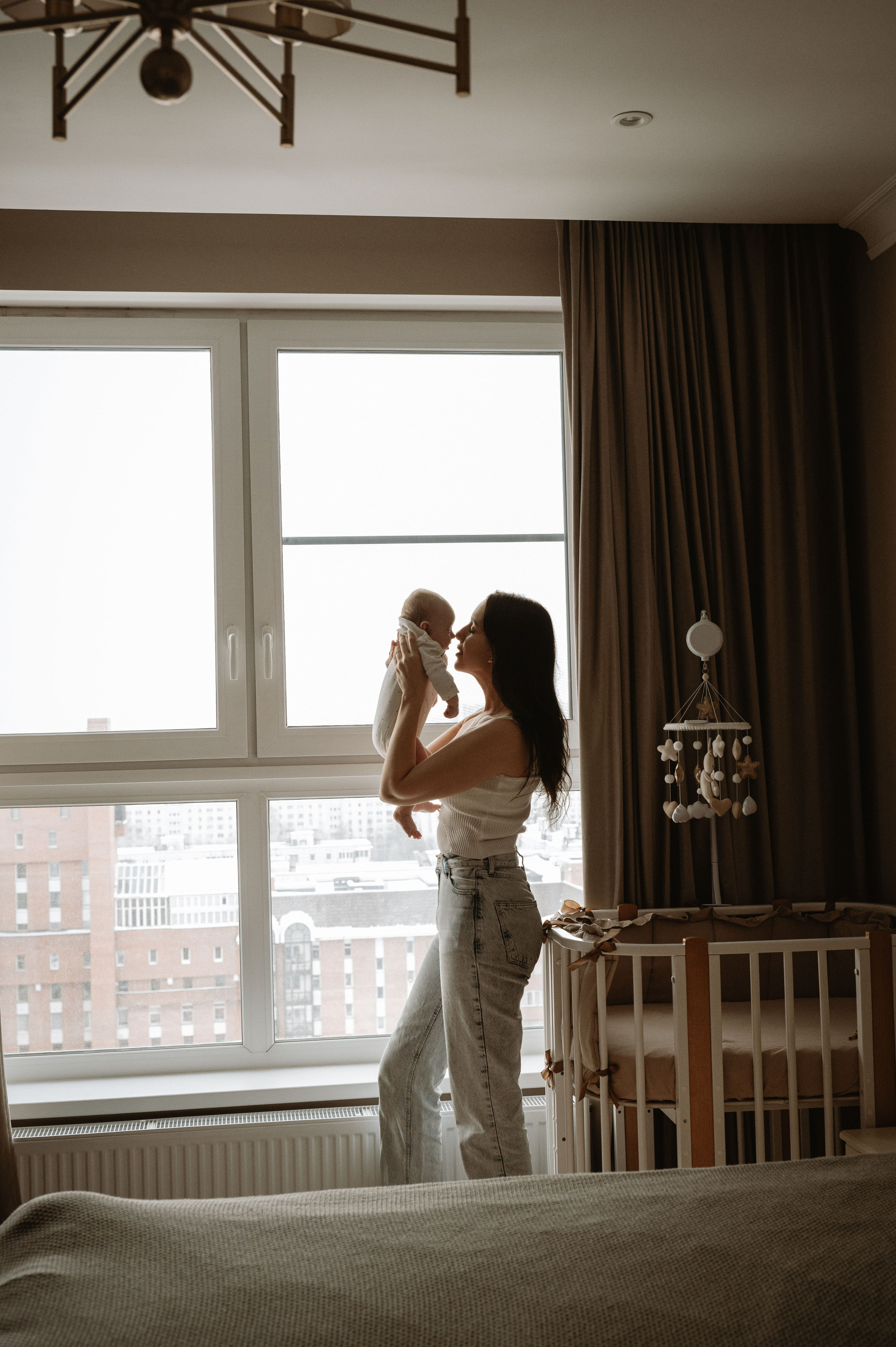 Малышка Зои с мамой и бабушками. Фотограф беременности и семьи, домашние съемки, Ньюборн