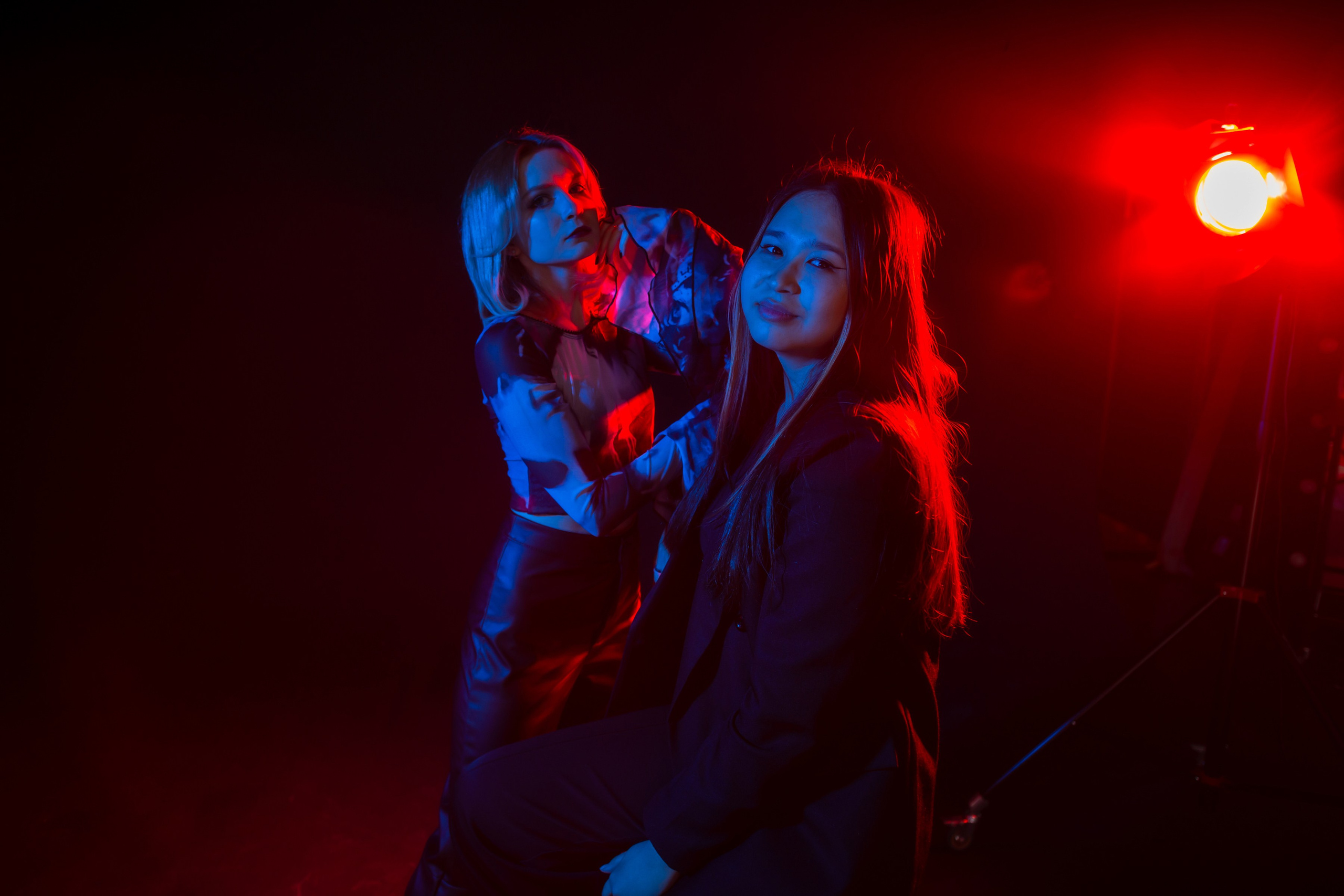 Студия. Черная циклорама с цветной подсветкой. Ольга Плаксина фотограф в Саратове