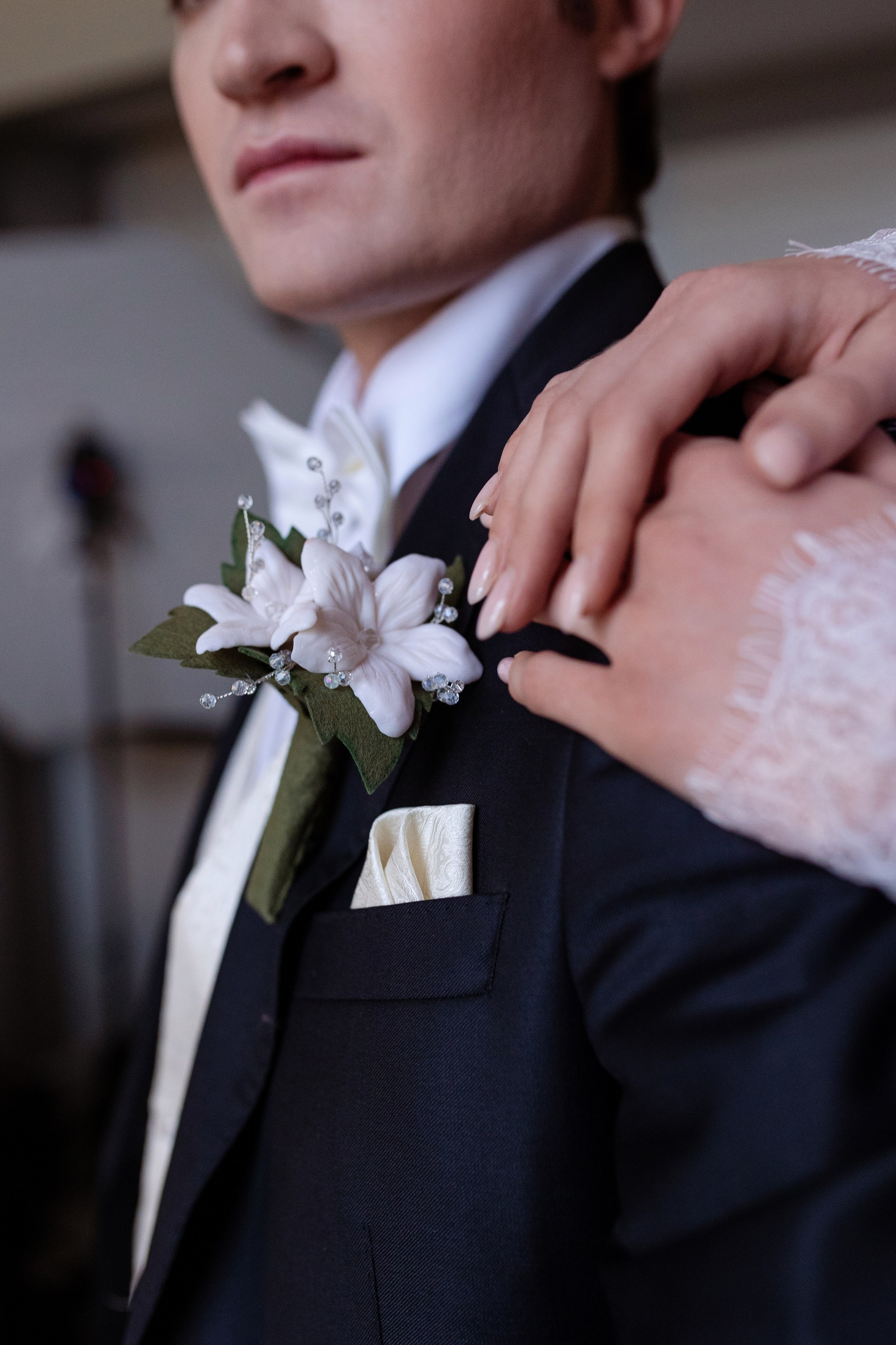 Крупным планом руки невесты на плече у жениха