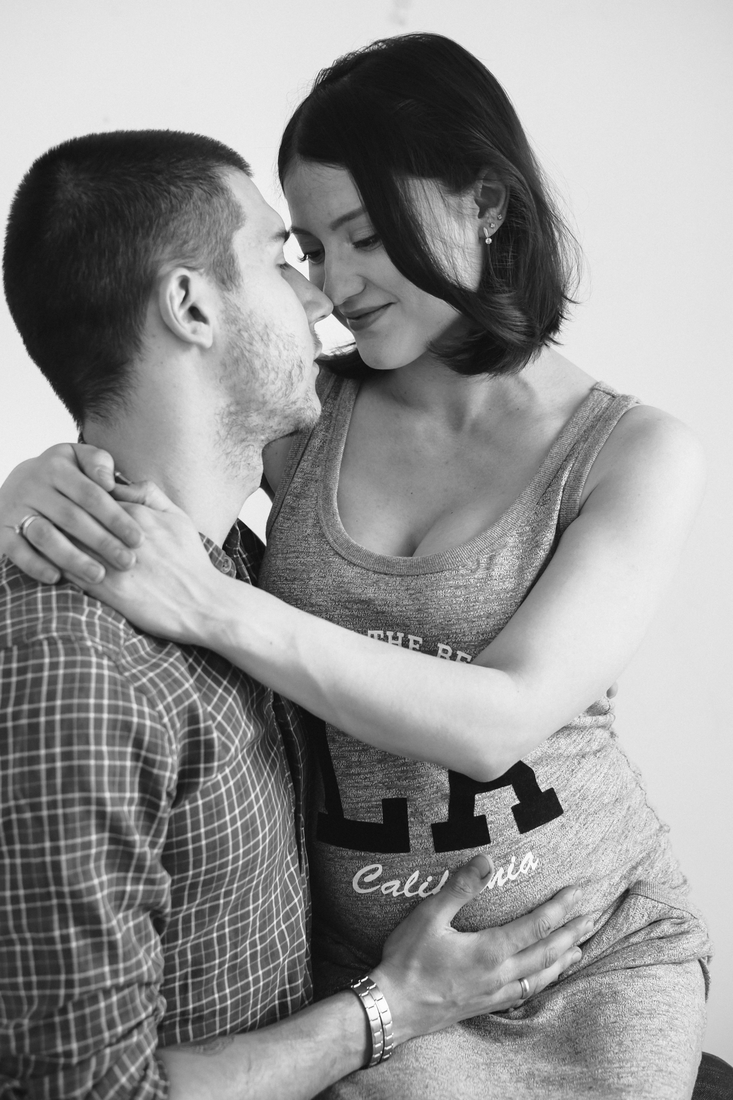 Съемка для двух беременных подруг в светлой студии. Фотографы в Москве Светлана Устинова и Сергей Грачев