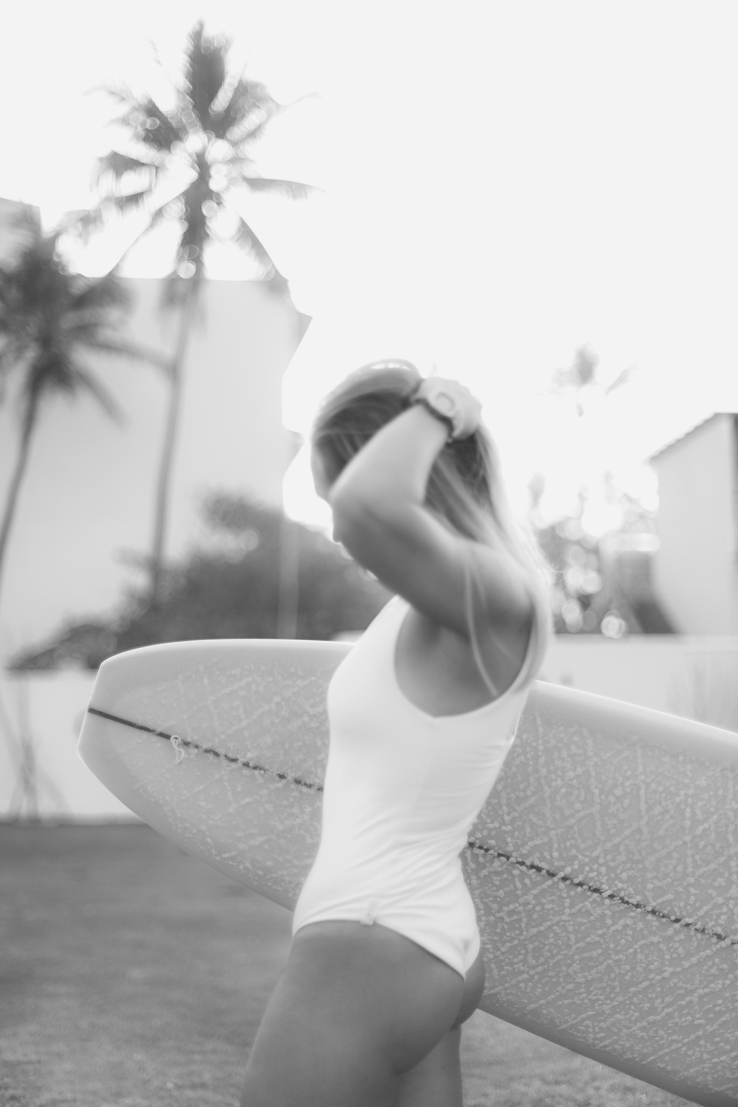 Съемка серфинга на рассвете | Девушка с доской Ross Concept на Coconut Beach. Фотограф на Шри-Ланке