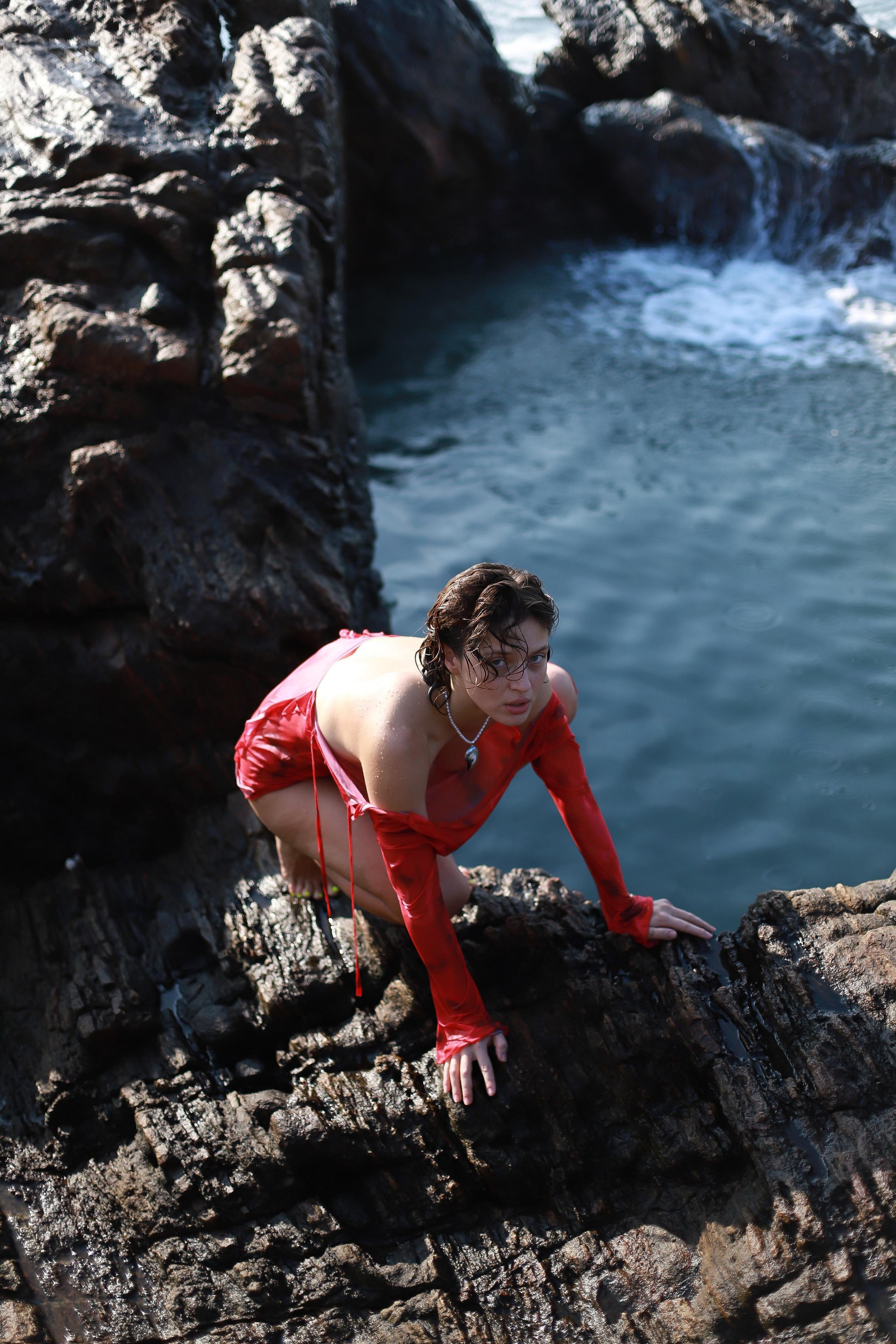 Арт-портрет в стиле 35 мм: девушка в красном платье с банановым листом в натуральном бассейне | Вера Казанцева — фотограф Шри-Ланка. Фотограф на Шри-Ланке