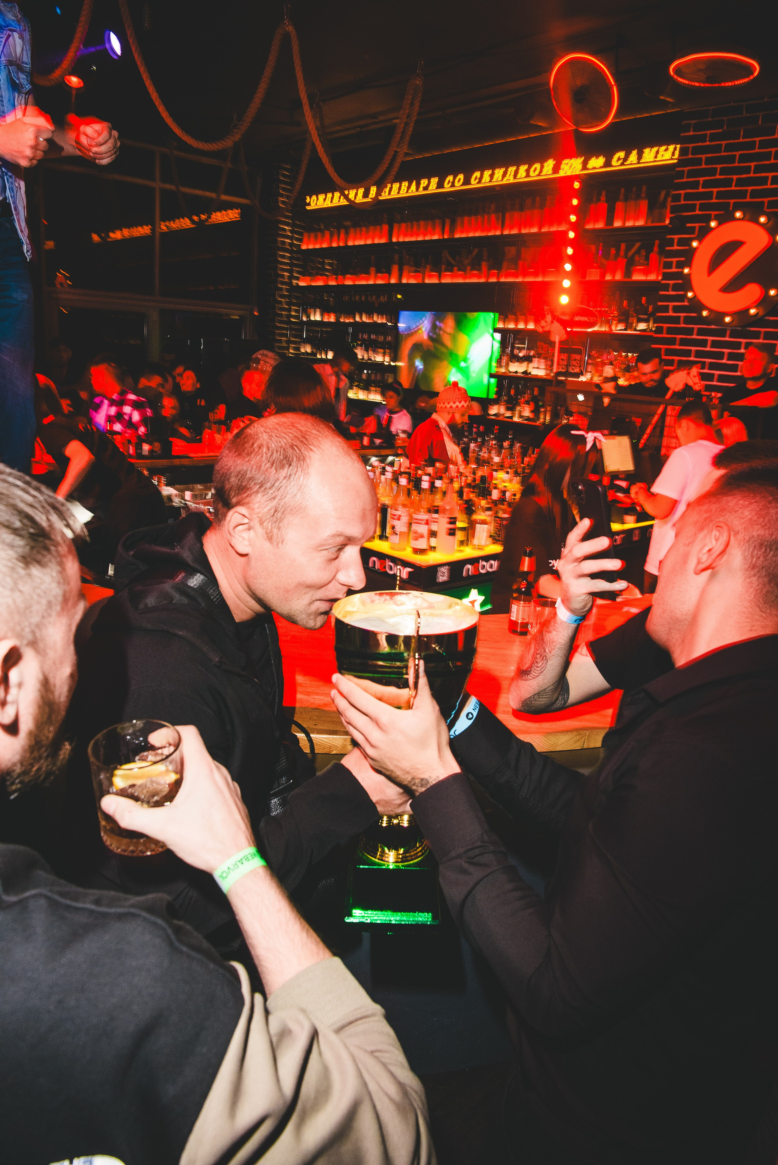 Фотоотчёты о вечеринках для НеБар Волгоград. Или стиль «пьяный фотограф». Фотограф в Волгограде и Волжском Александр Горбань