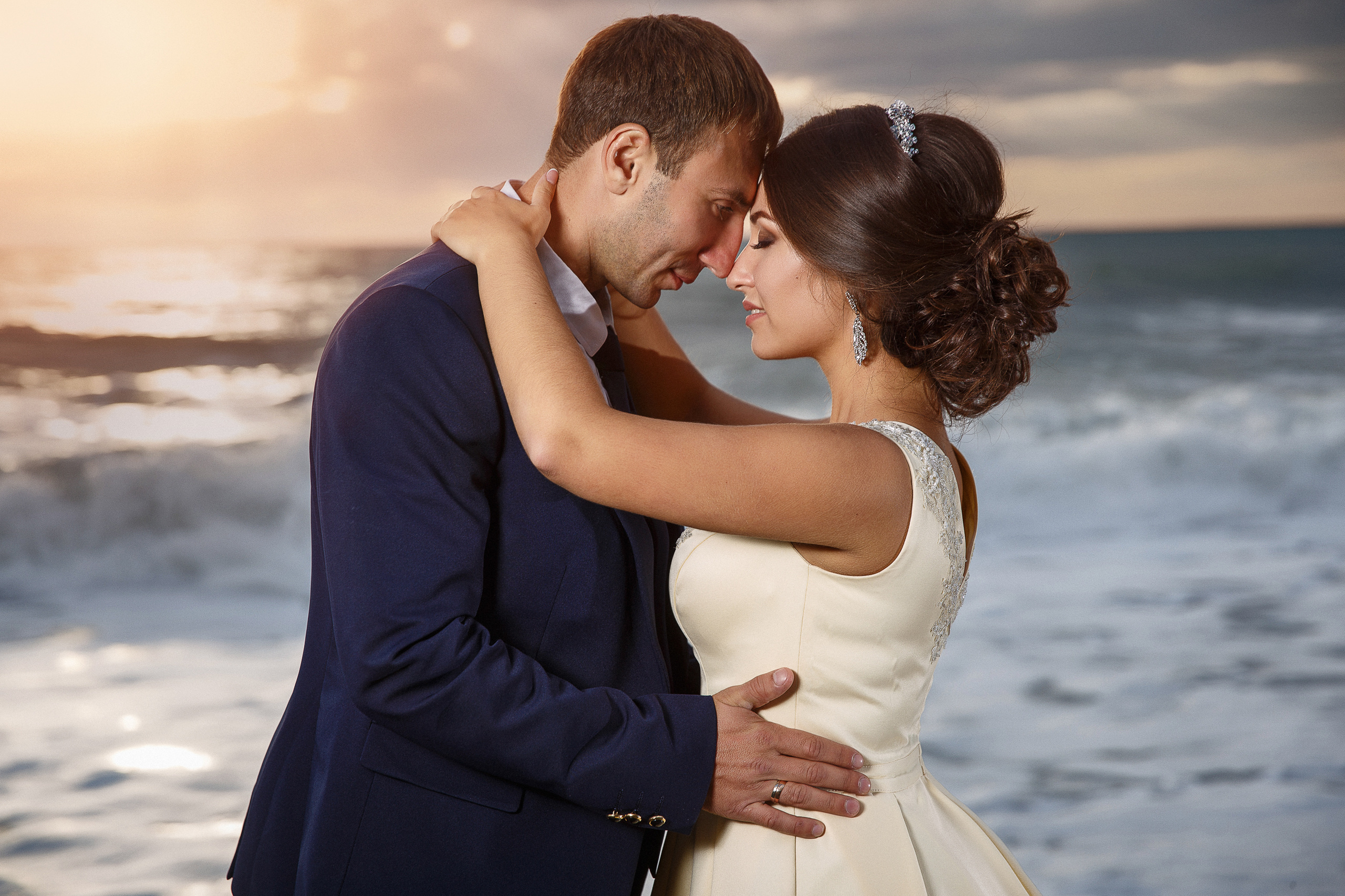 Renatphoto-Свадебная фотосессия на берегу моря жениха и невесты. Красивые портрет. Профессиональная фотосъёмка интерьеров, предметная фотосессия еды для меню г. Анапа