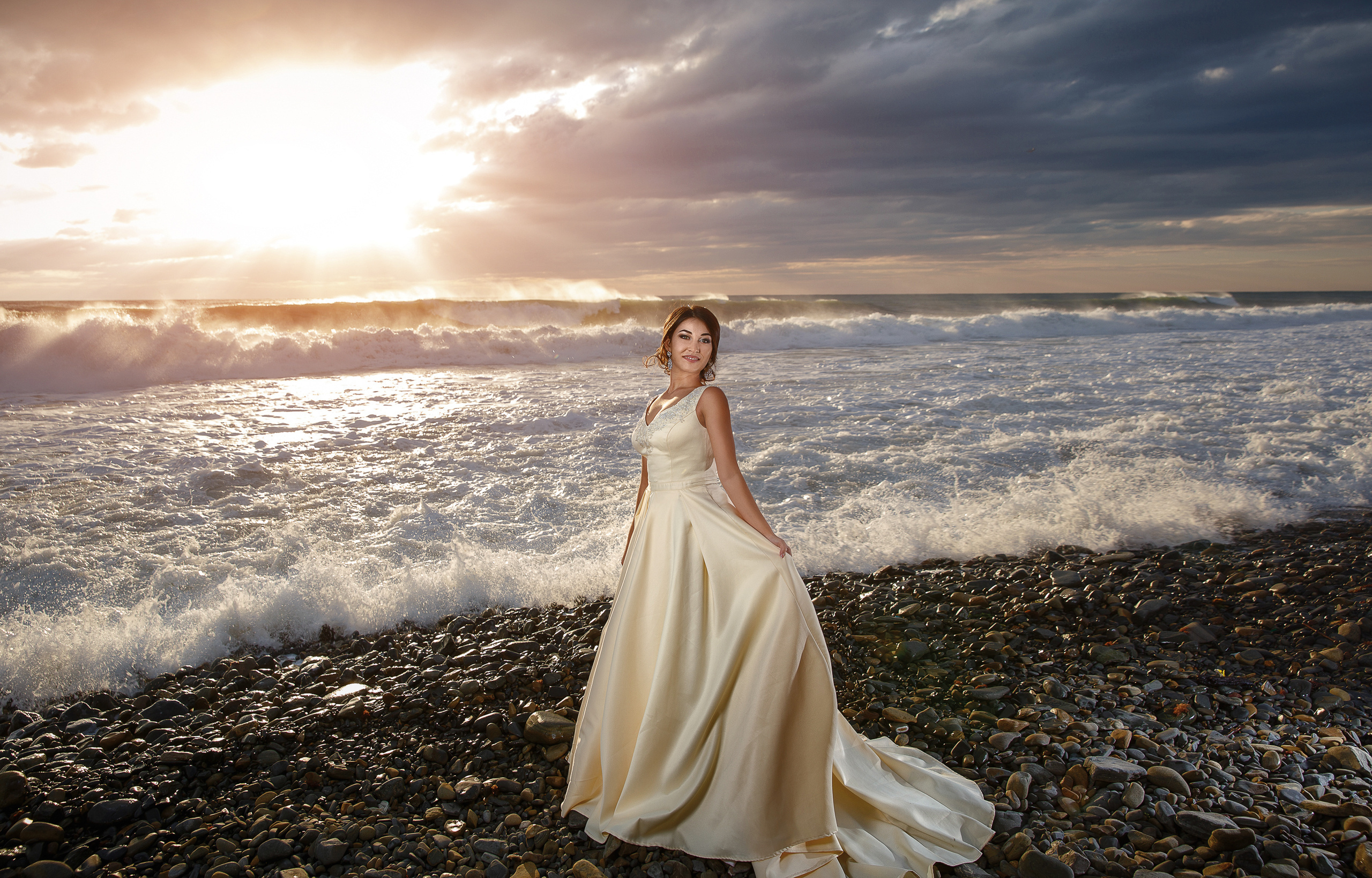 Renatphoto-Свадебная фотосессия на берегу моря жениха и невесты. Красивые портрет. Профессиональная фотосъёмка интерьеров, предметная фотосессия еды для меню г. Анапа