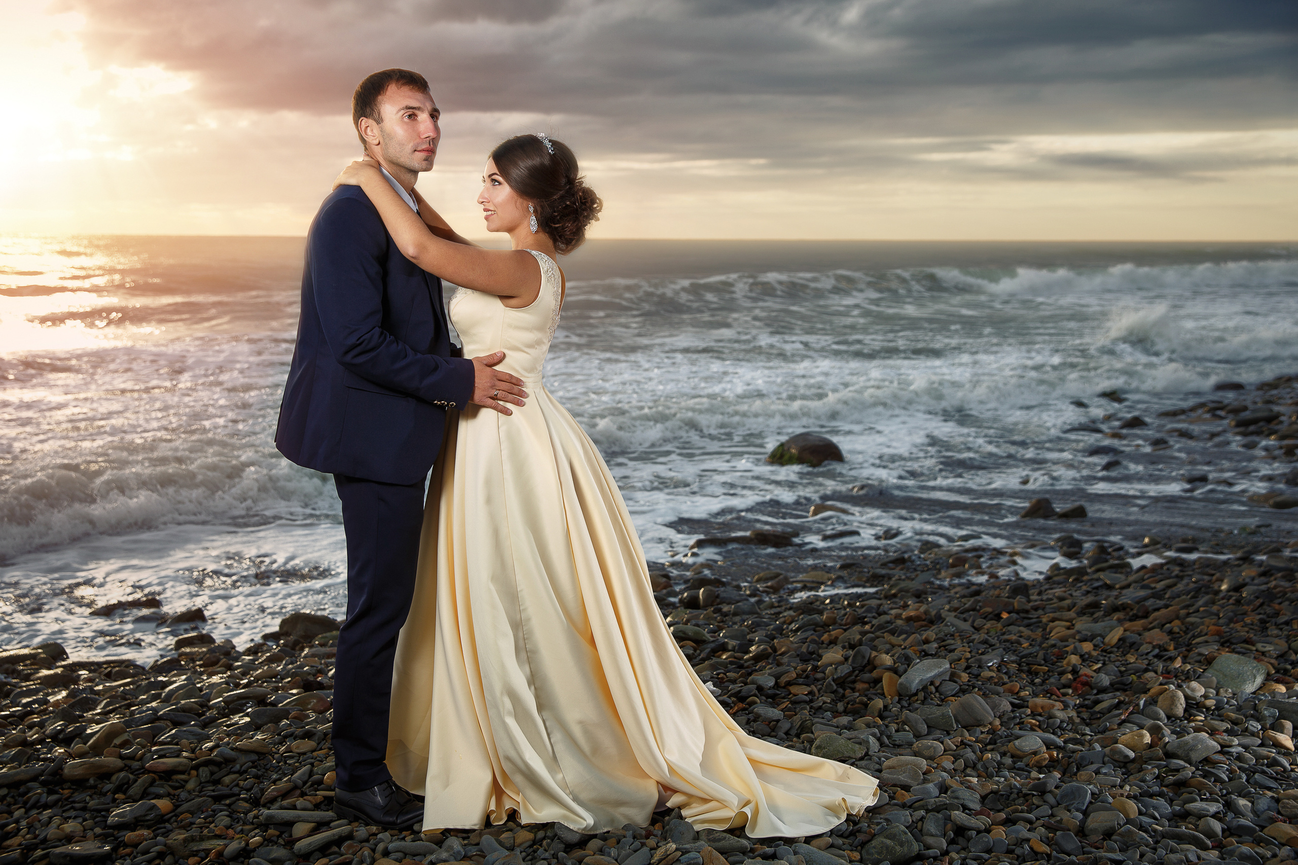 Renatphoto-Свадебная фотосессия на берегу моря жениха и невесты. Красивые портрет. Профессиональная фотосъёмка интерьеров, предметная фотосессия еды для меню г. Анапа