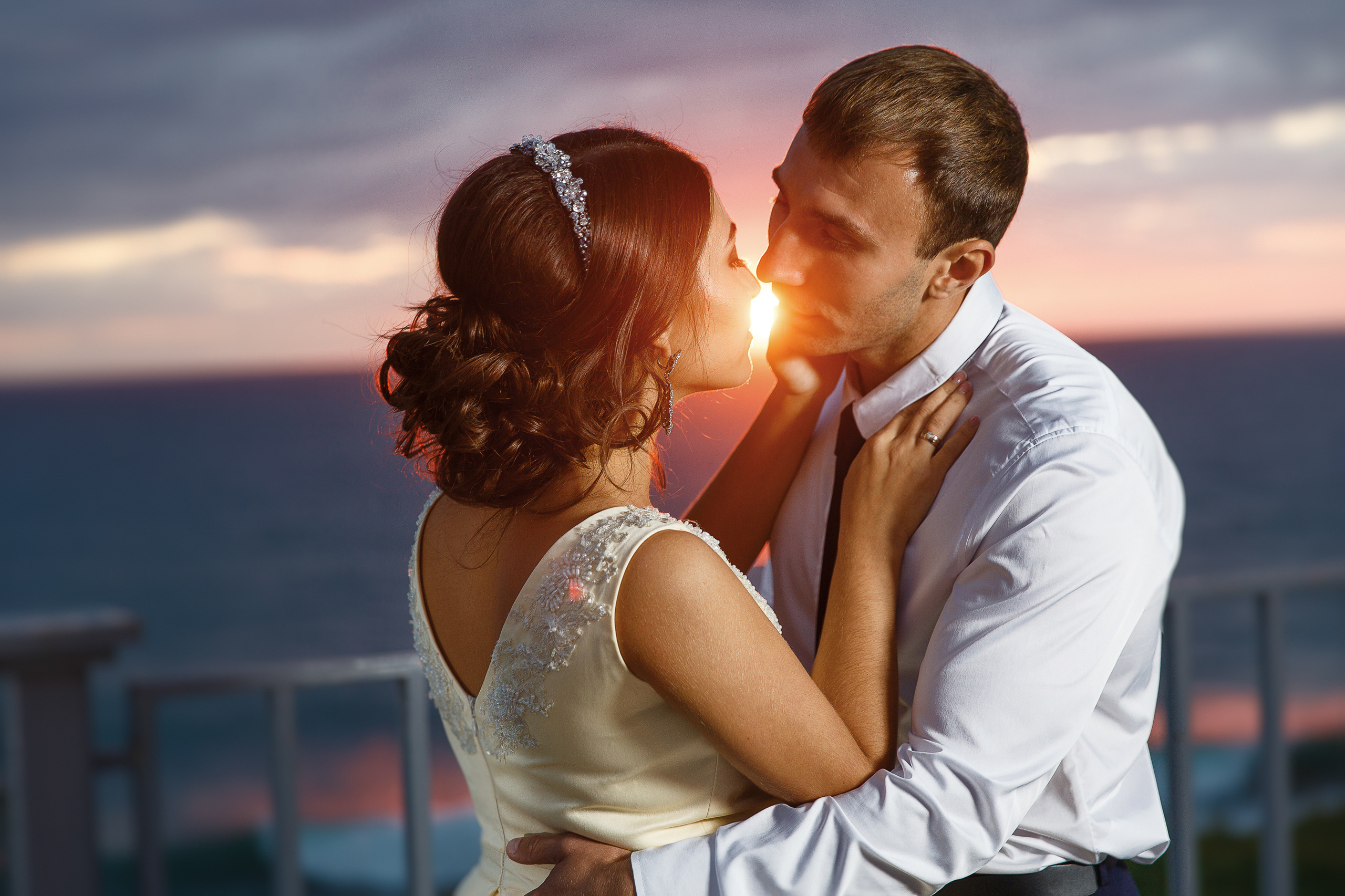 Renatphoto-Свадебная фотосессия на берегу моря жениха и невесты. Красивые портрет. Профессиональная фотосъёмка интерьеров, предметная фотосессия еды для меню г. Анапа