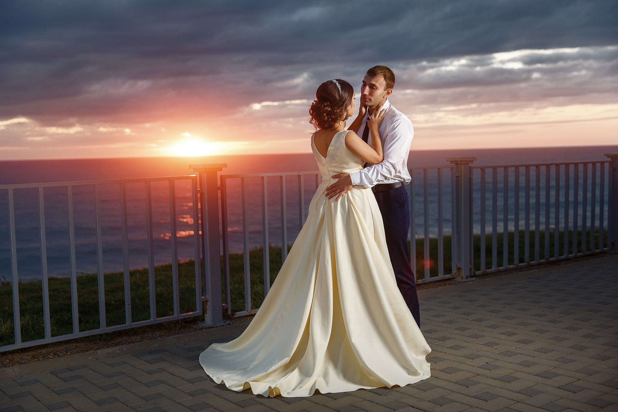 Renatphoto-Свадебная фотосессия на берегу моря жениха и невесты. Красивые портрет. Профессиональная фотосъёмка интерьеров, предметная фотосессия еды для меню г. Анапа