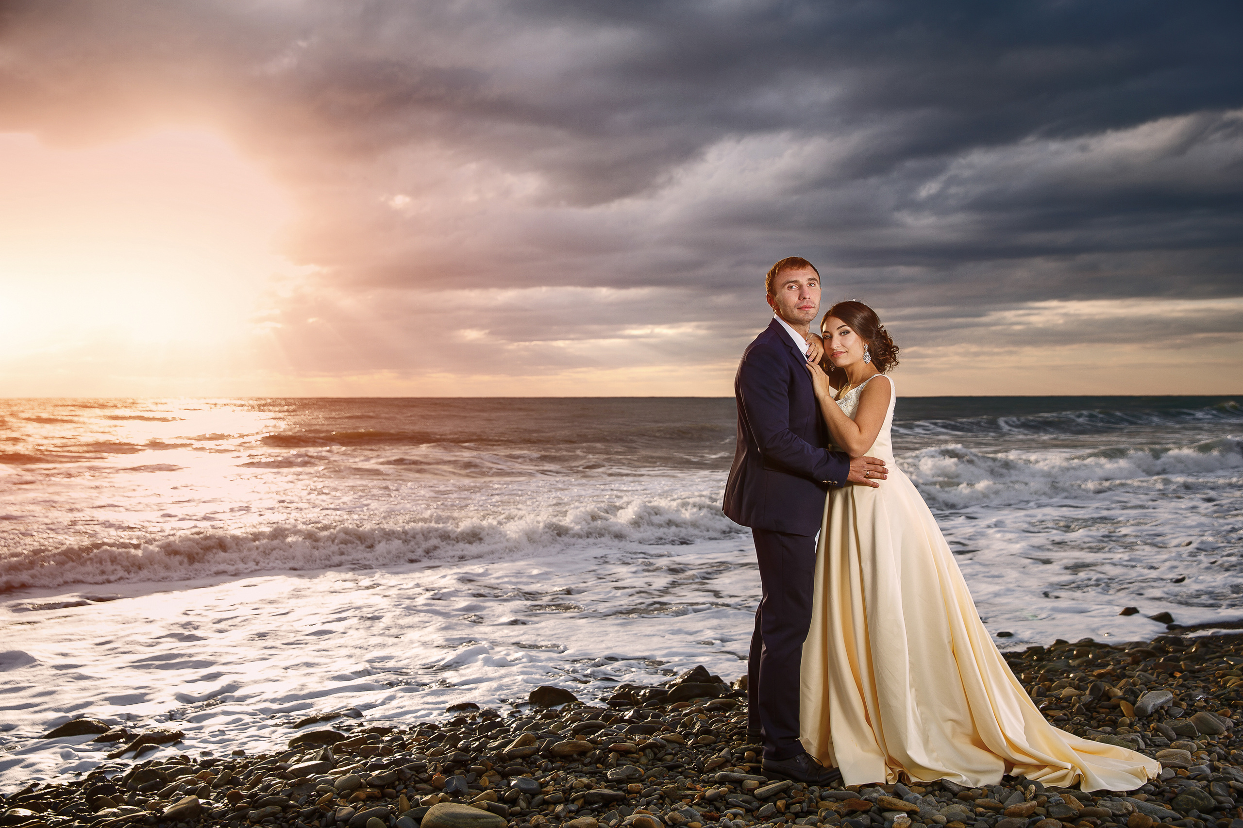 Renatphoto-Свадебная фотосессия на берегу моря жениха и невесты. Красивые портрет. Профессиональная фотосъёмка интерьеров, предметная фотосессия еды для меню г. Анапа