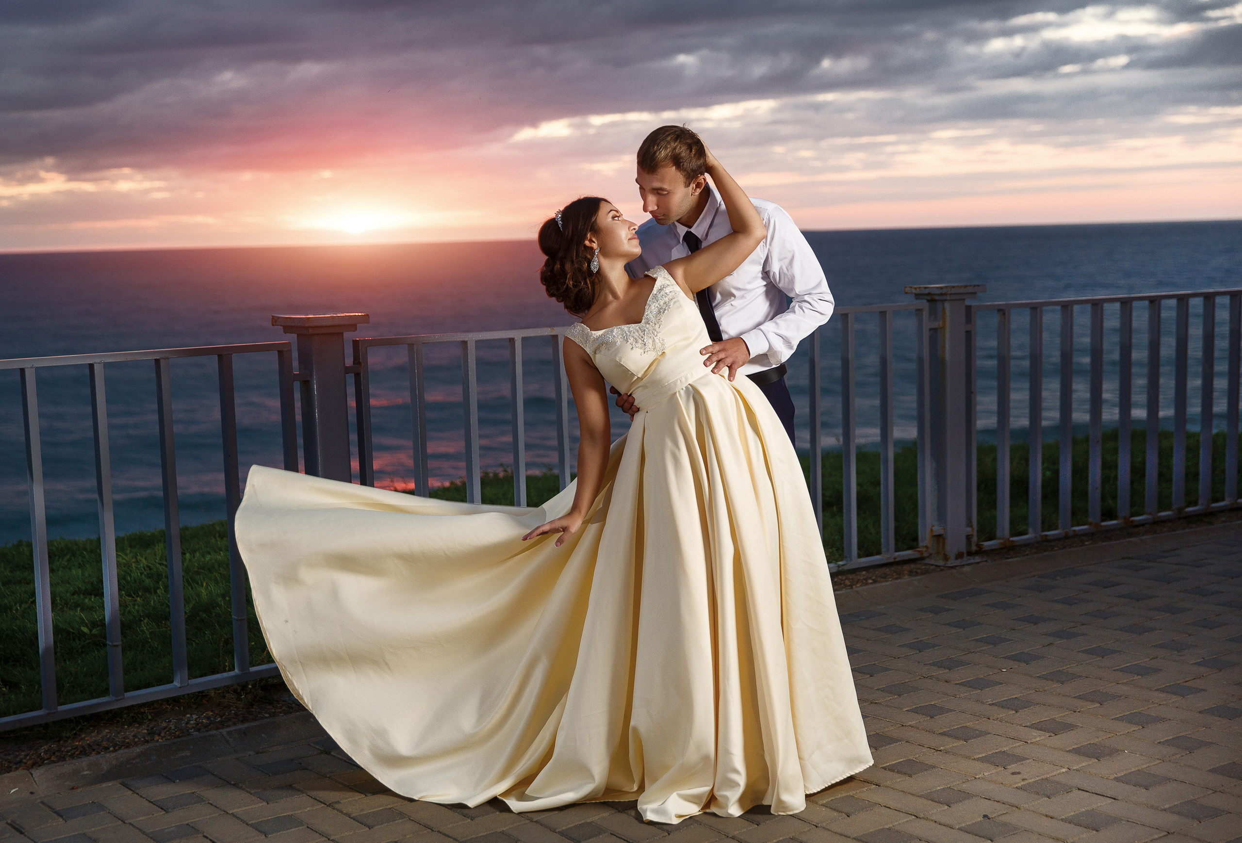 Renatphoto-Свадебная фотосессия на берегу моря жениха и невесты. Красивые портрет. Профессиональная фотосъёмка интерьеров, предметная фотосессия еды для меню г. Анапа