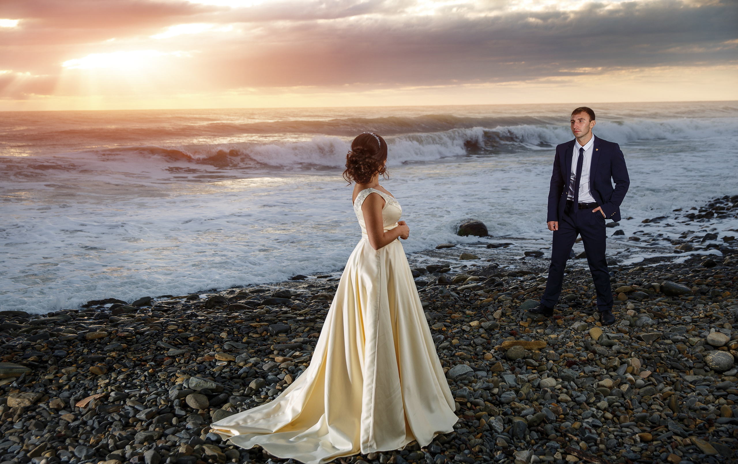 Renatphoto-Свадебная фотосессия на берегу моря жениха и невесты. Красивые портрет. Профессиональная фотосъёмка интерьеров, предметная фотосессия еды для меню г. Анапа