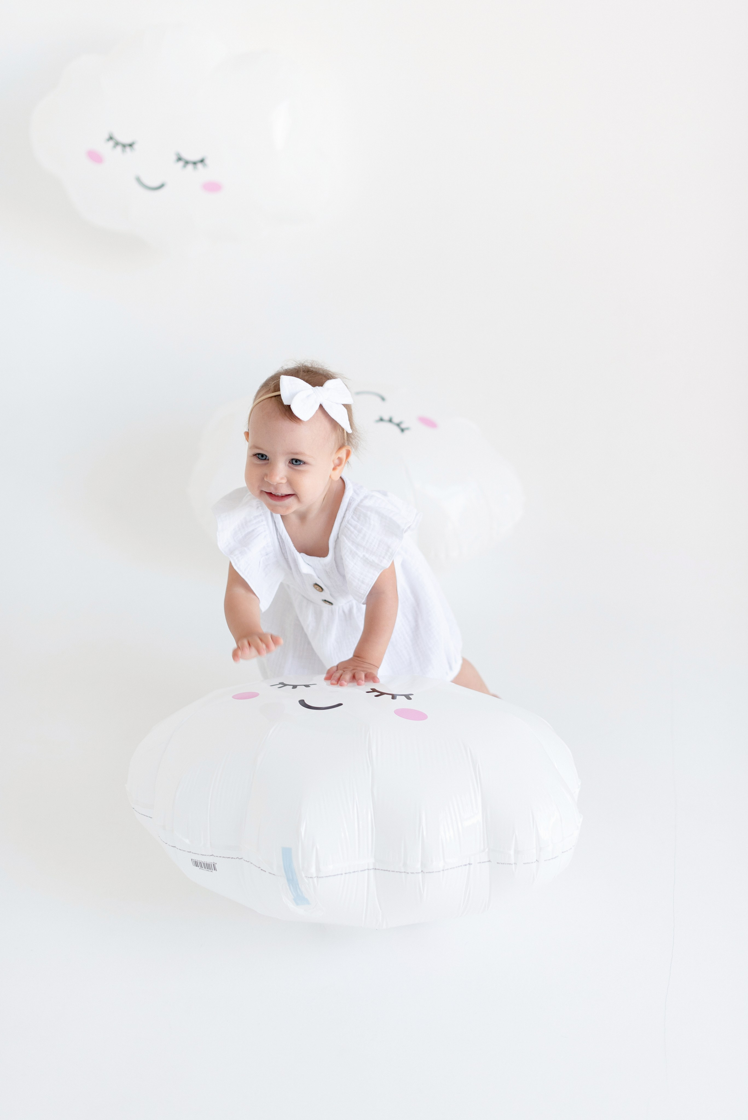 Фотосессия дня рождения малыша в студии, торт, воздушные шары, мыльные пузыри, профессиональный фотограф в Сургуте и Нефтеюганске.