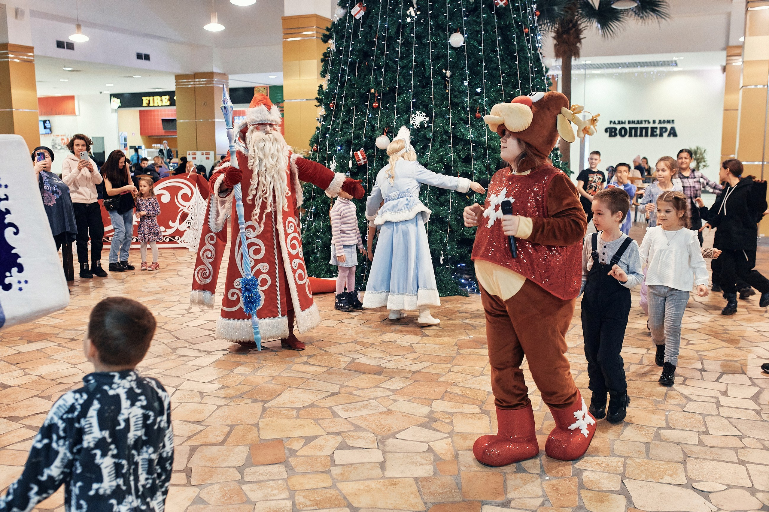 Детский новогодний праздник в ТЦ Июнь. Семейный и репортажной фотограф в Красноярске и Москве Виктор Бабинцев
