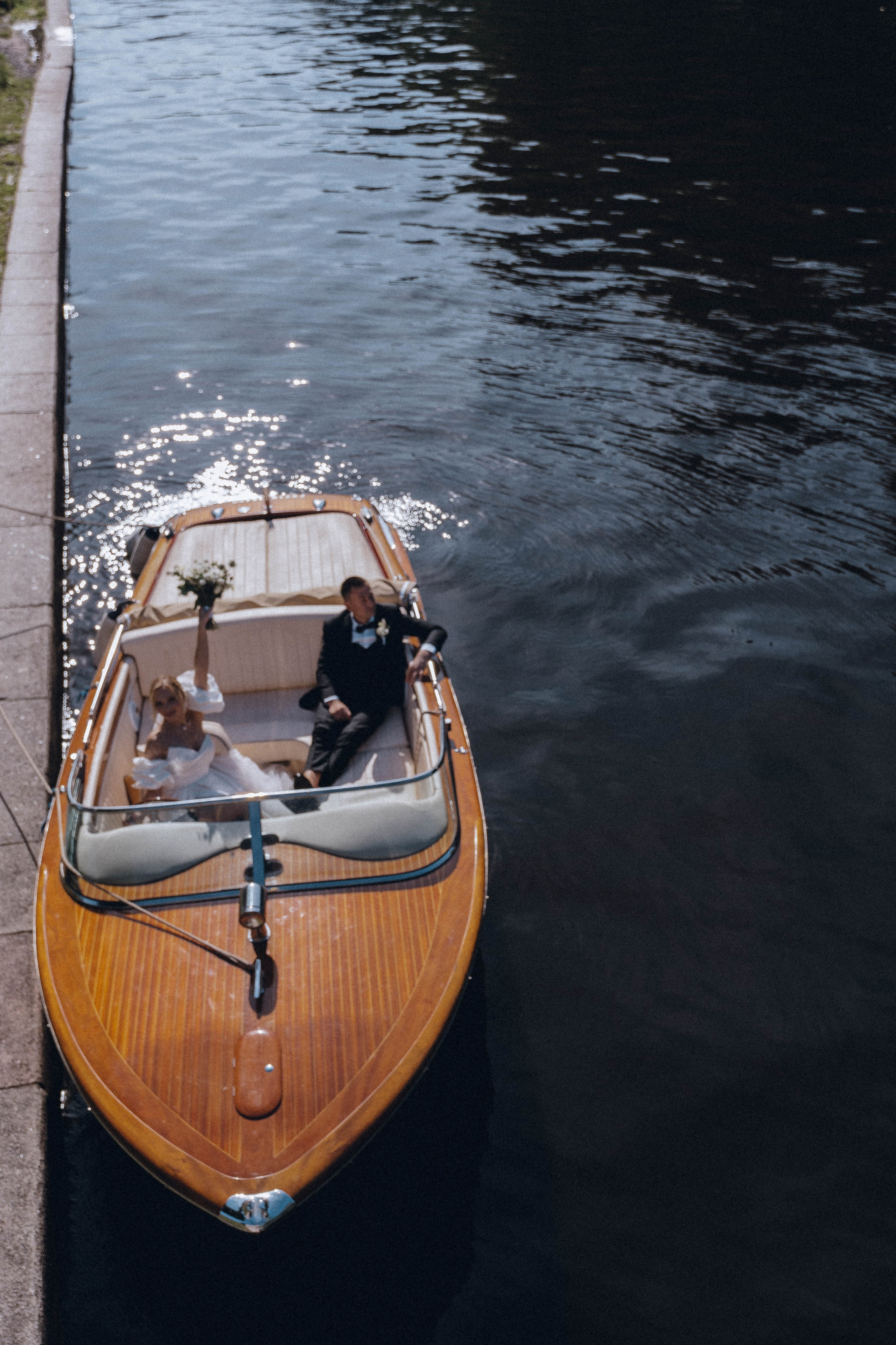 СВАДЕНБНАЯ СЬЕМКА НА КАТЕРЕ ПО КАНАЛАМ САНКТ-ПЕТЕРБУРГА И В АКВАТОРИИ НЕВЫ. Профессиональный фотограф, Санкт-Петербург — Виктория Богомолова