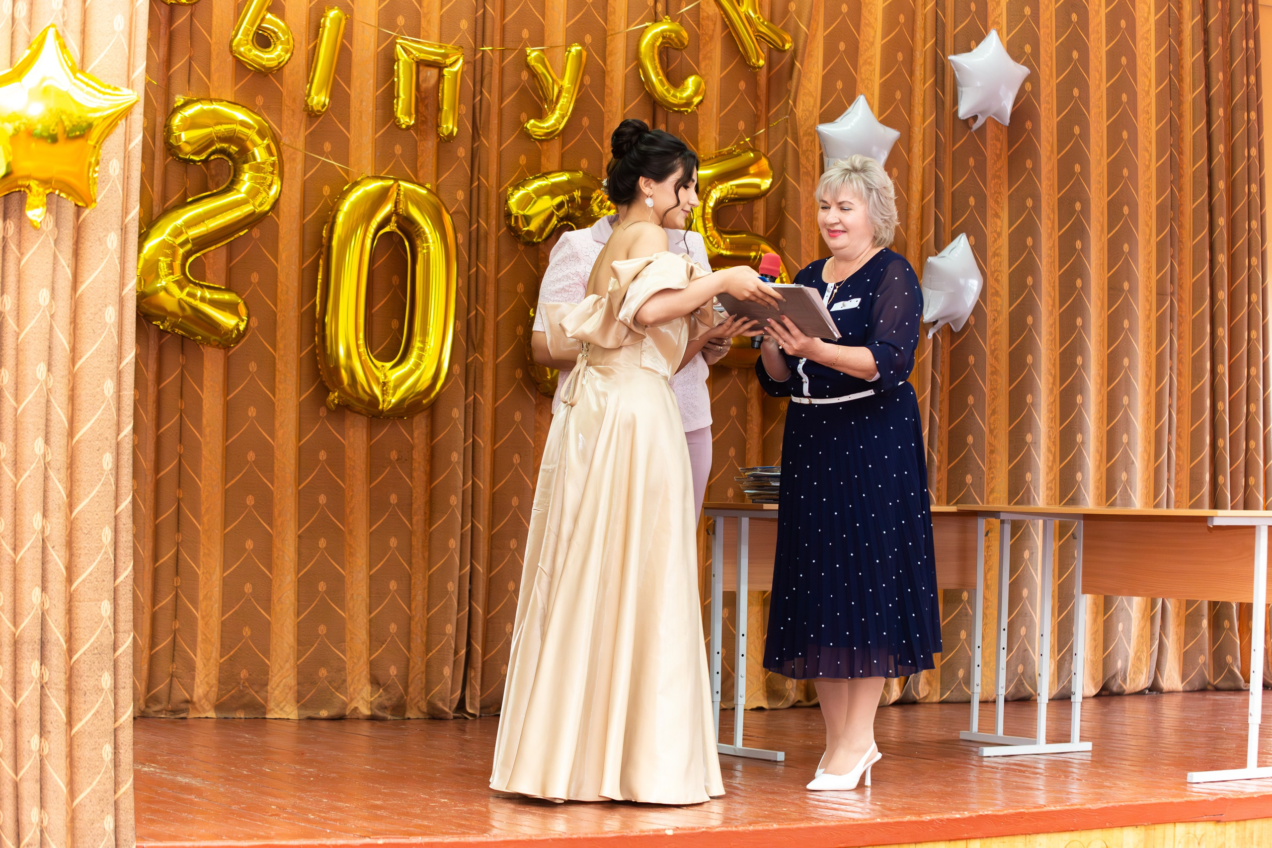 ВРУЧЕНИЕ ДИПЛОМОВ 2025 9 ШКОЛА Г.МЦЕНСК. Профессиональный фотограф в Мценске и Орловской области