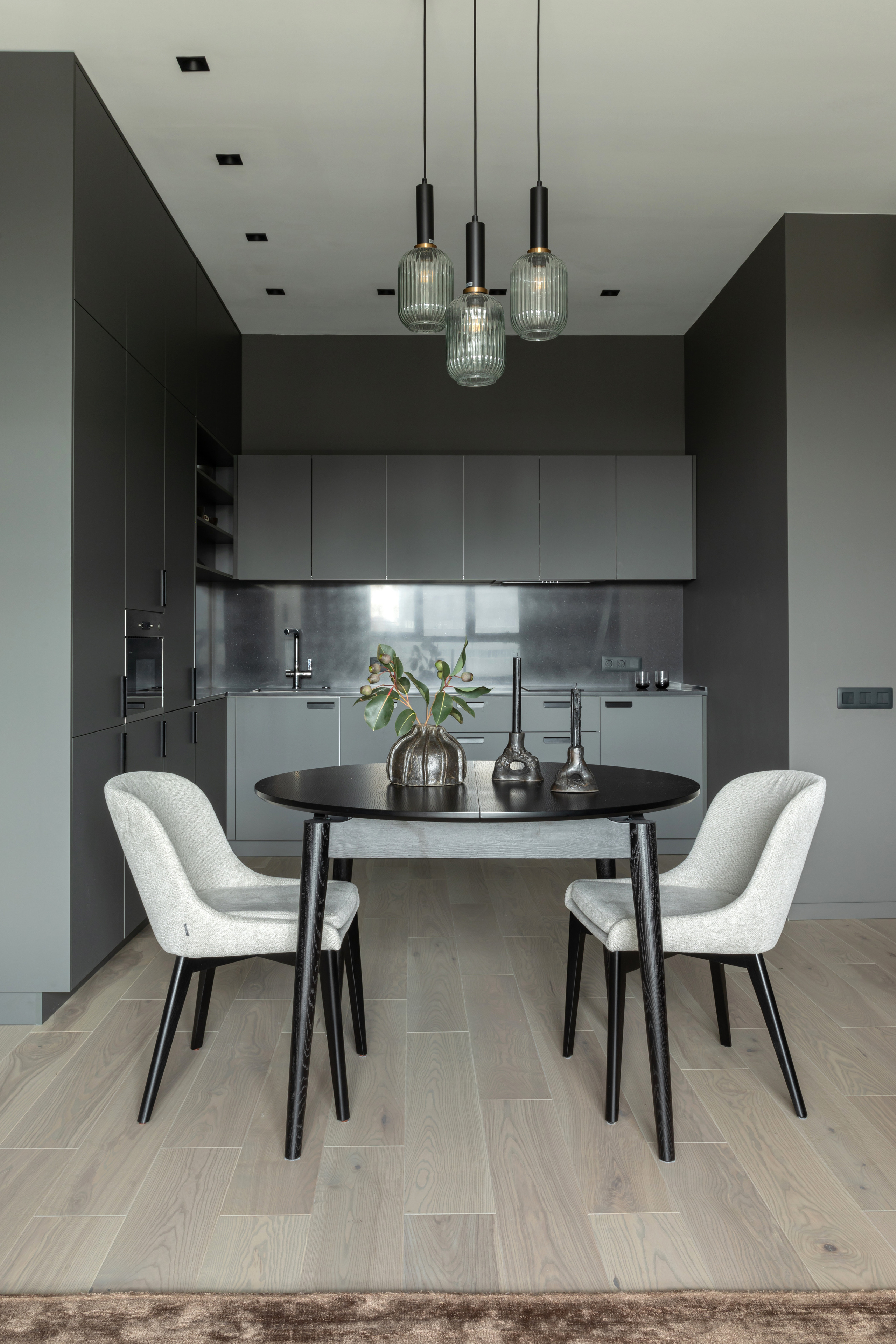 инженерная доска на кухне, маленькая темная квартира