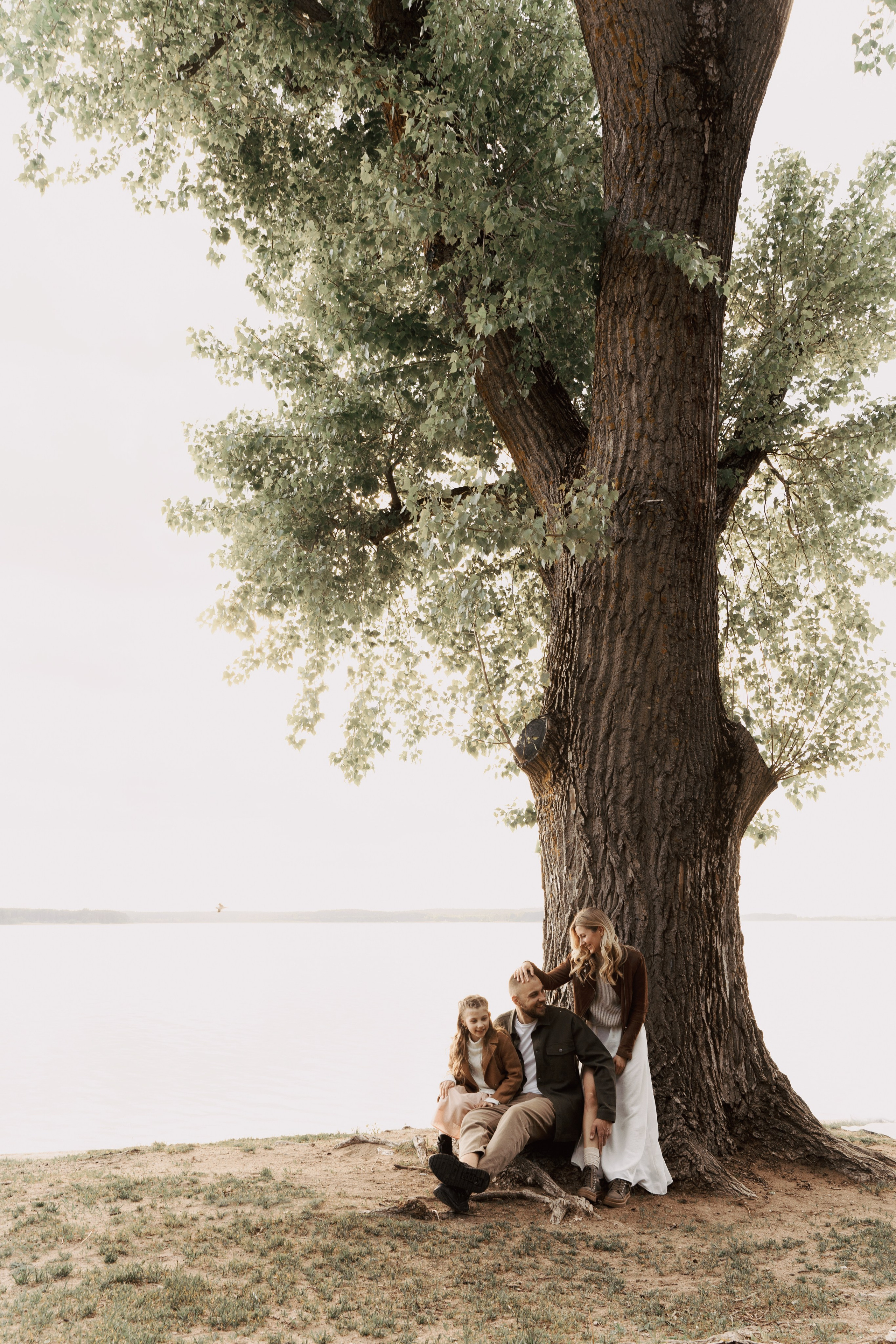 Весеннее тепло семьи на берегу Минского моря. Ваш семейный фотограф в Минске — Вика Трегубова