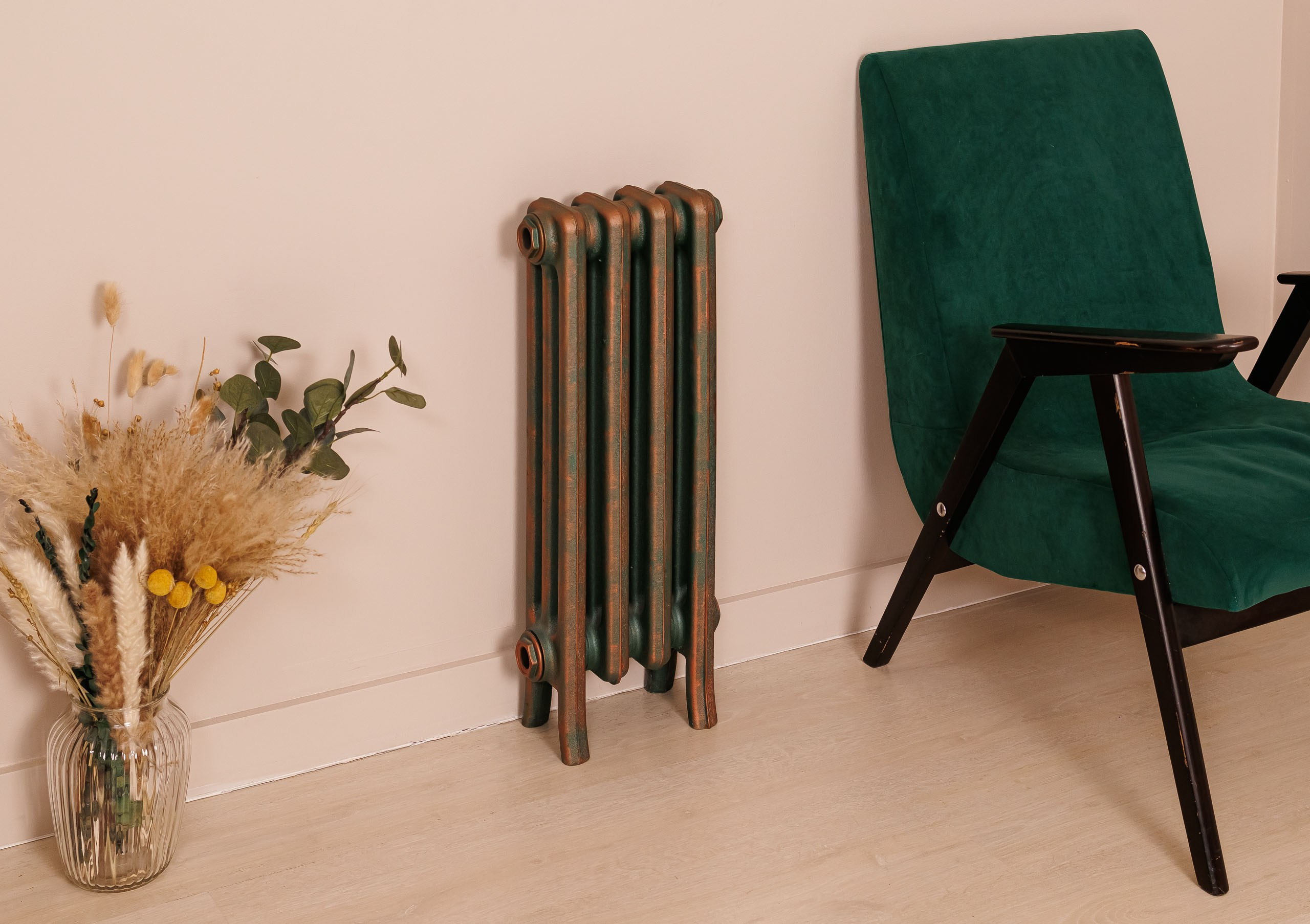 Предметные фотографии дизайнерских радиаторов отопления в стиле ретро