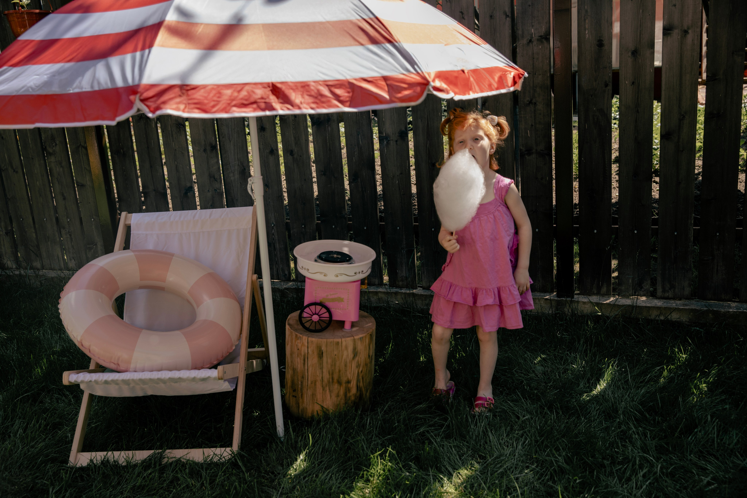 Летняя съемка девочки в саду, в бессейне, с шезлонгом, зонтиком и сахарной ватой. Фотограф новорожденных, детский фотограф  Москва.Семейная съемка Москва. Семенова Анна