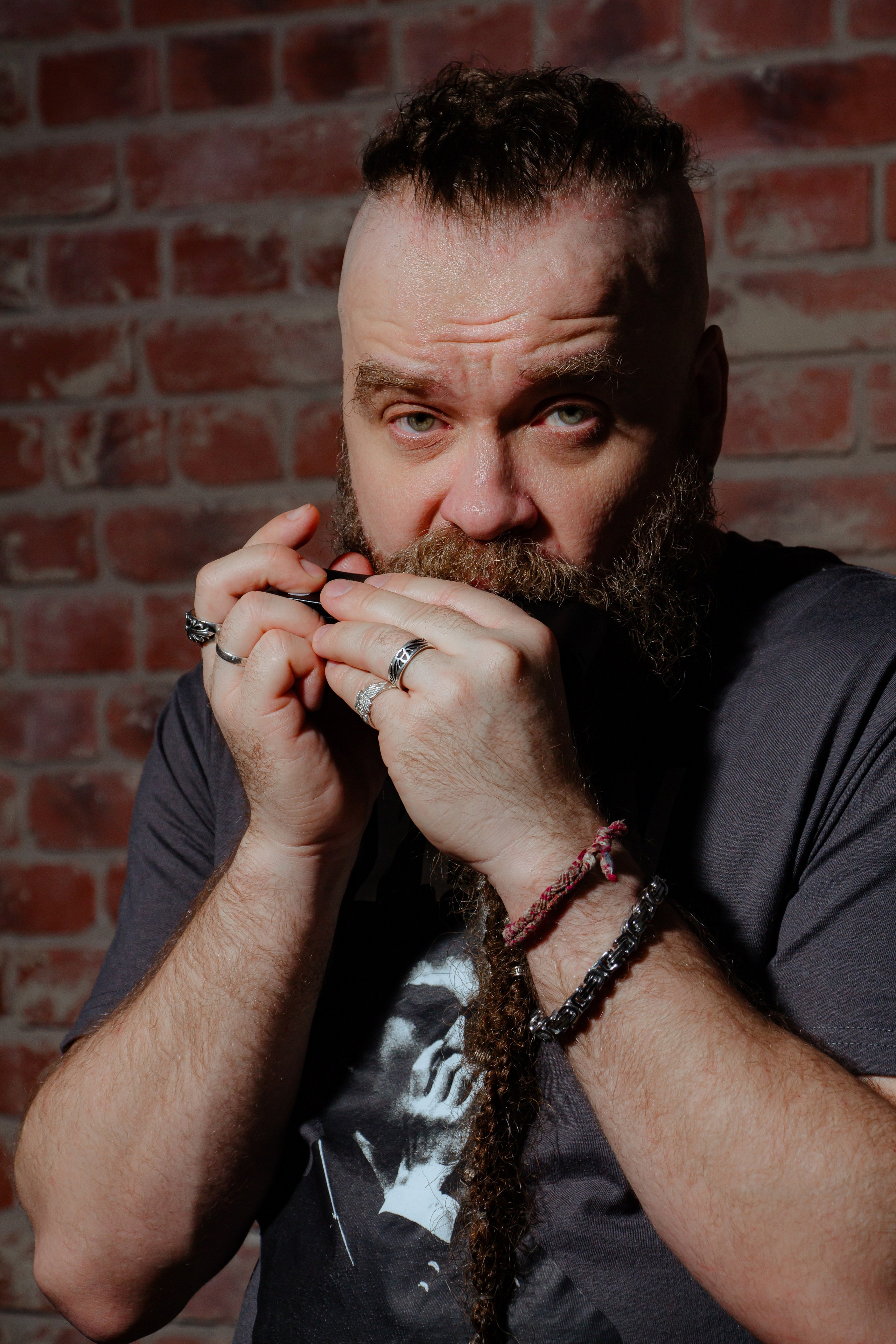 Борис Плотников. Губная гармоника. Мужской портрет, фотосессия для музыканта. Фотограф в Екатеринбурге Пойгина Елена