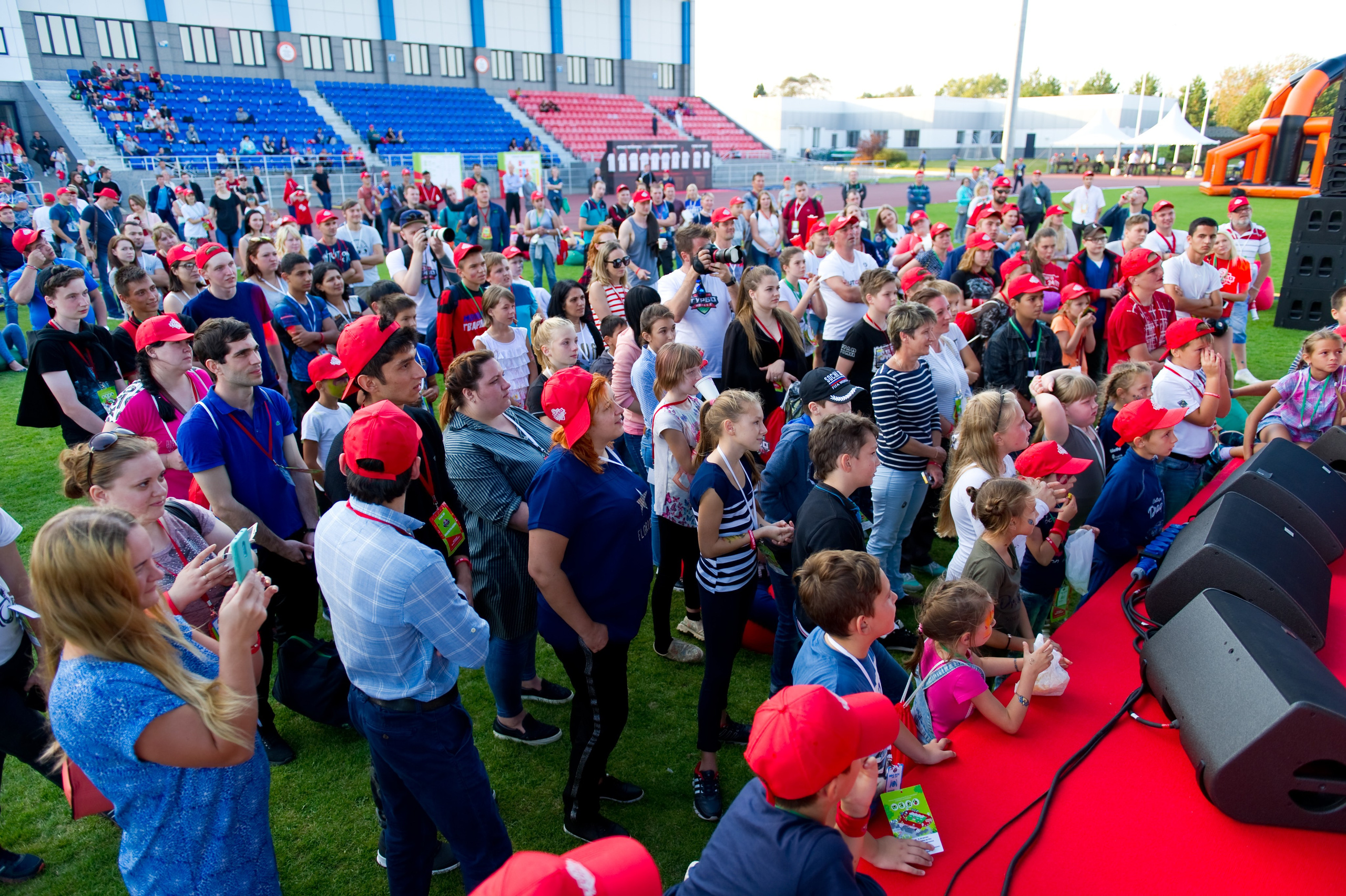 Турбофутбол (корпоративное соревнование «Пятерочки»). Репортажный фотограф и видеограф Слава Думчев. Тимбилдинги, отчетники, корпоративы
