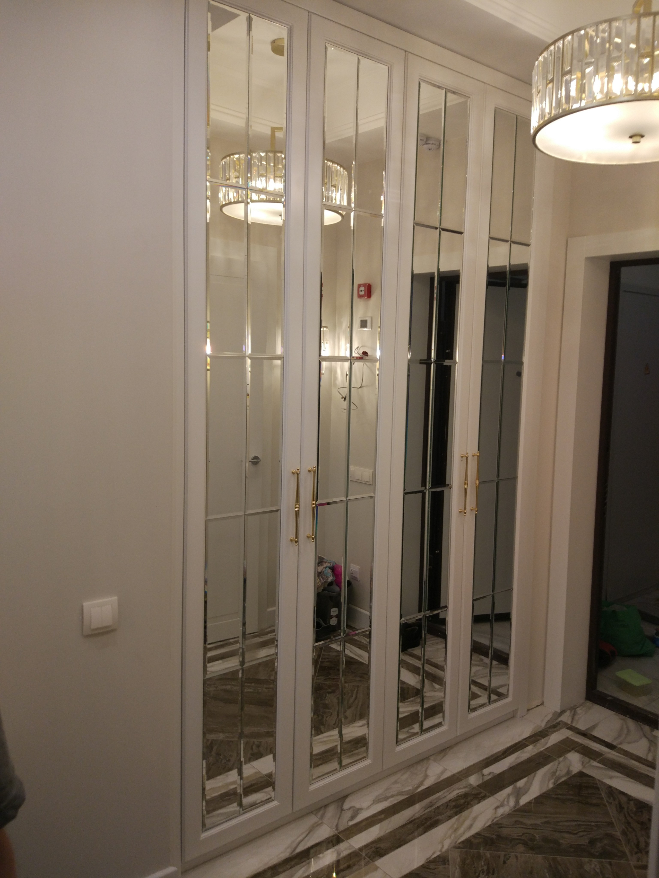 В портфолио вы можете увидеть фото исключительно наших работ. Мебель на заказ по индивидуальным проектам