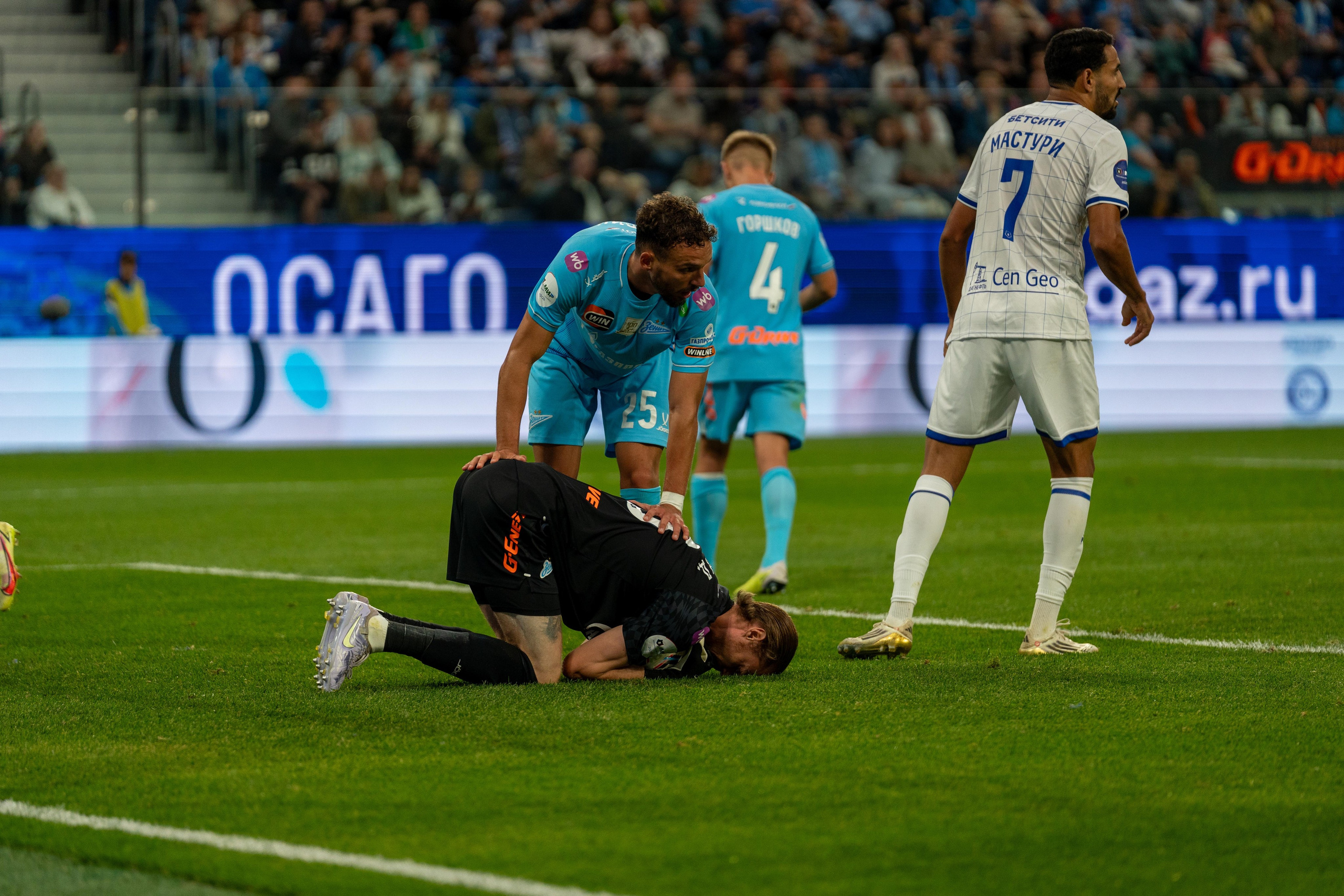 Игроки «Зенита» помогают вратарю на Газпром Арене