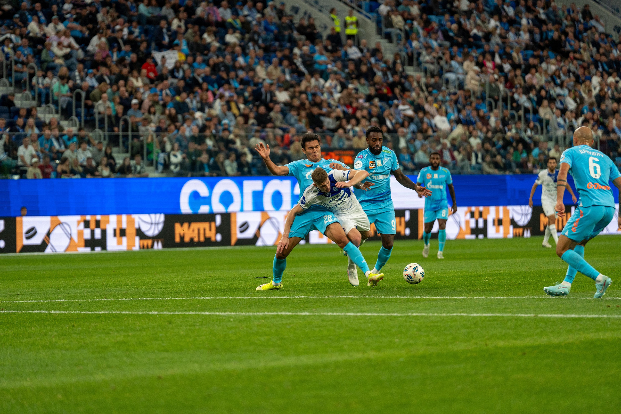 Атака Динамо Махачкала против Зенита на Газпром-Арене, спортивный фотограф Санкт-Петербург 