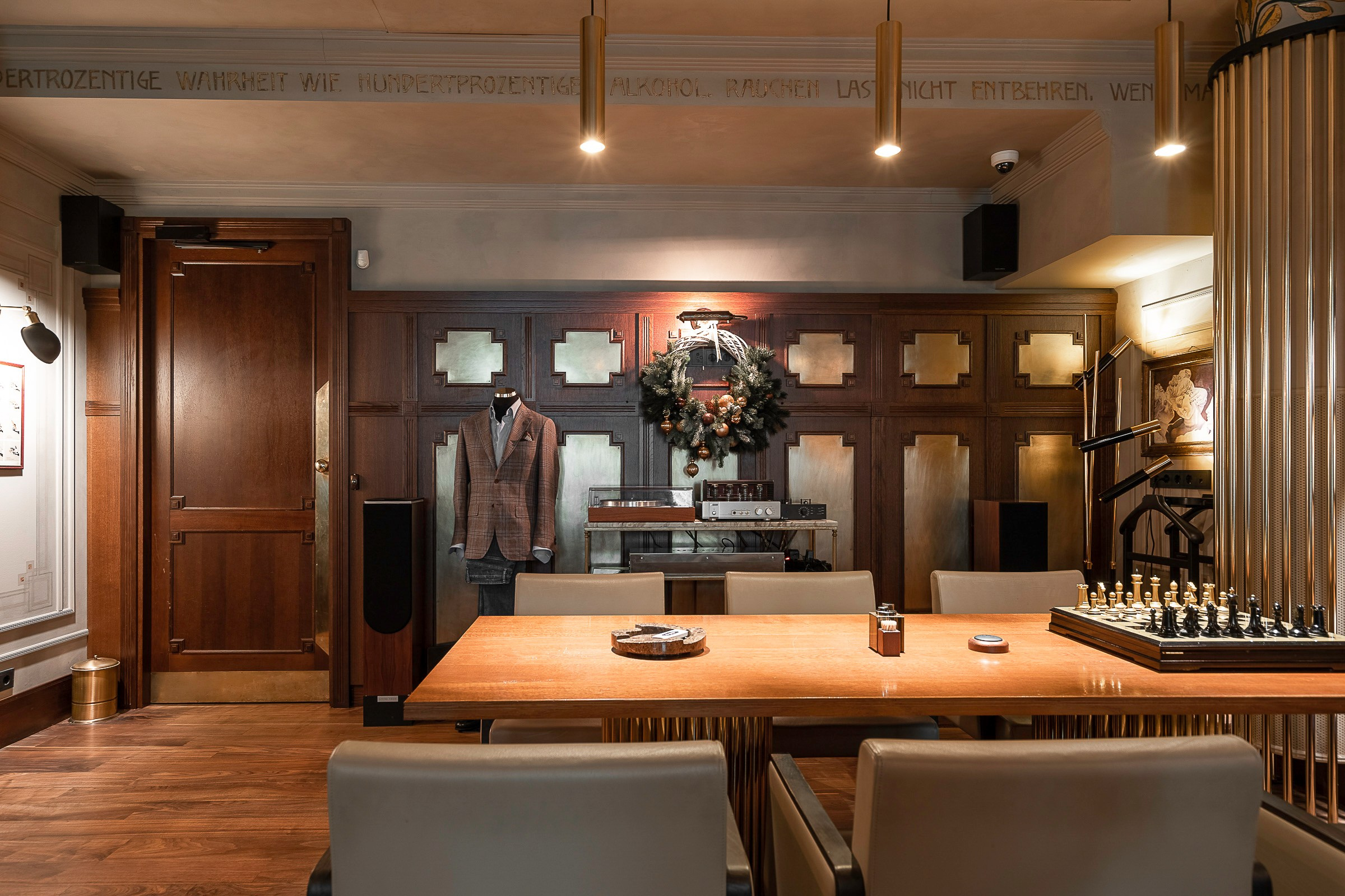 Сигарный клуб Профессор Фрейд. Интерьерный фотограф Мария Моисеева
