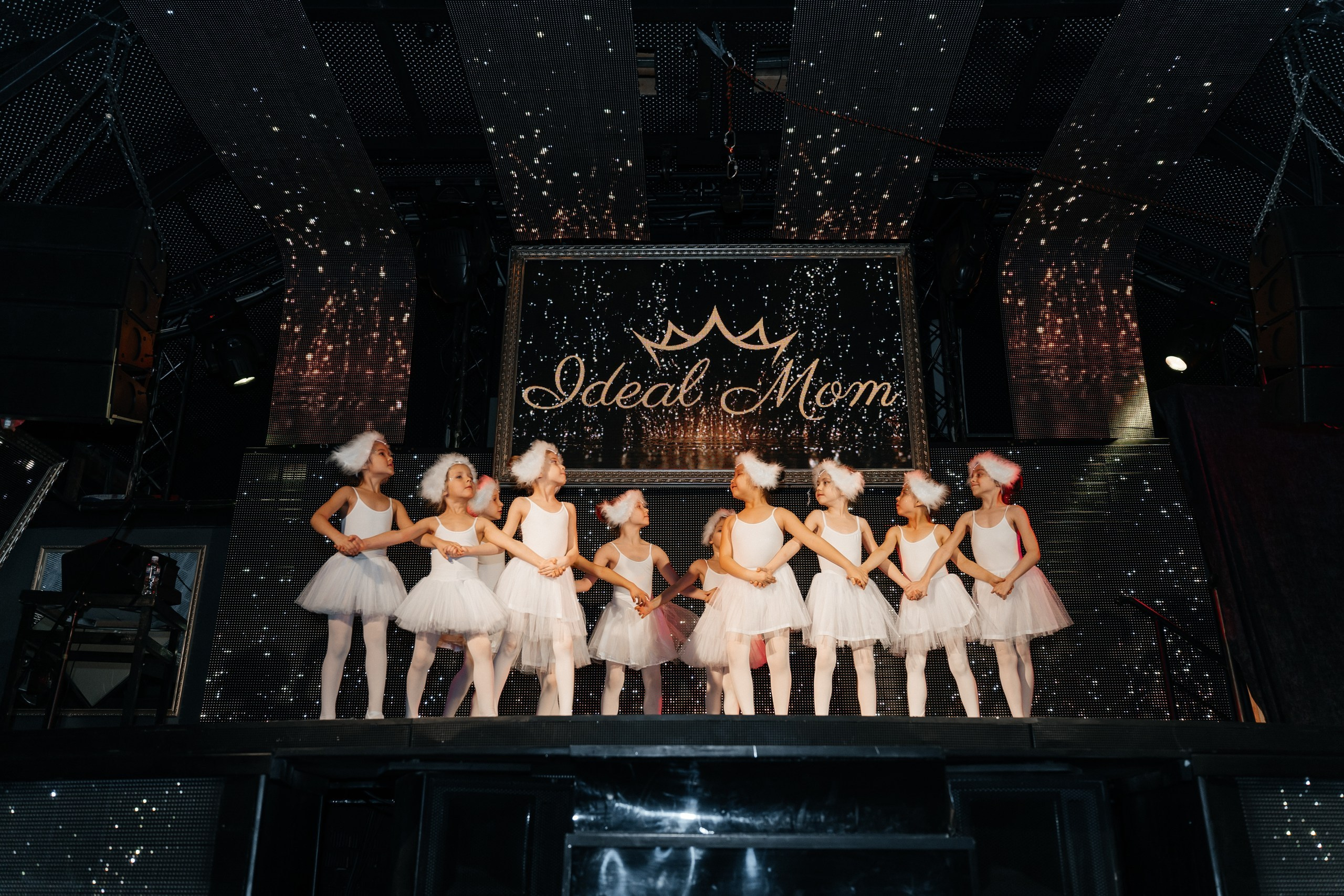 Идеальная мама. Для тех, кто не ждёт удачи, а создаёт её. Каждая фотосессия — это твой момент, твой стиль, твой успех. 📸