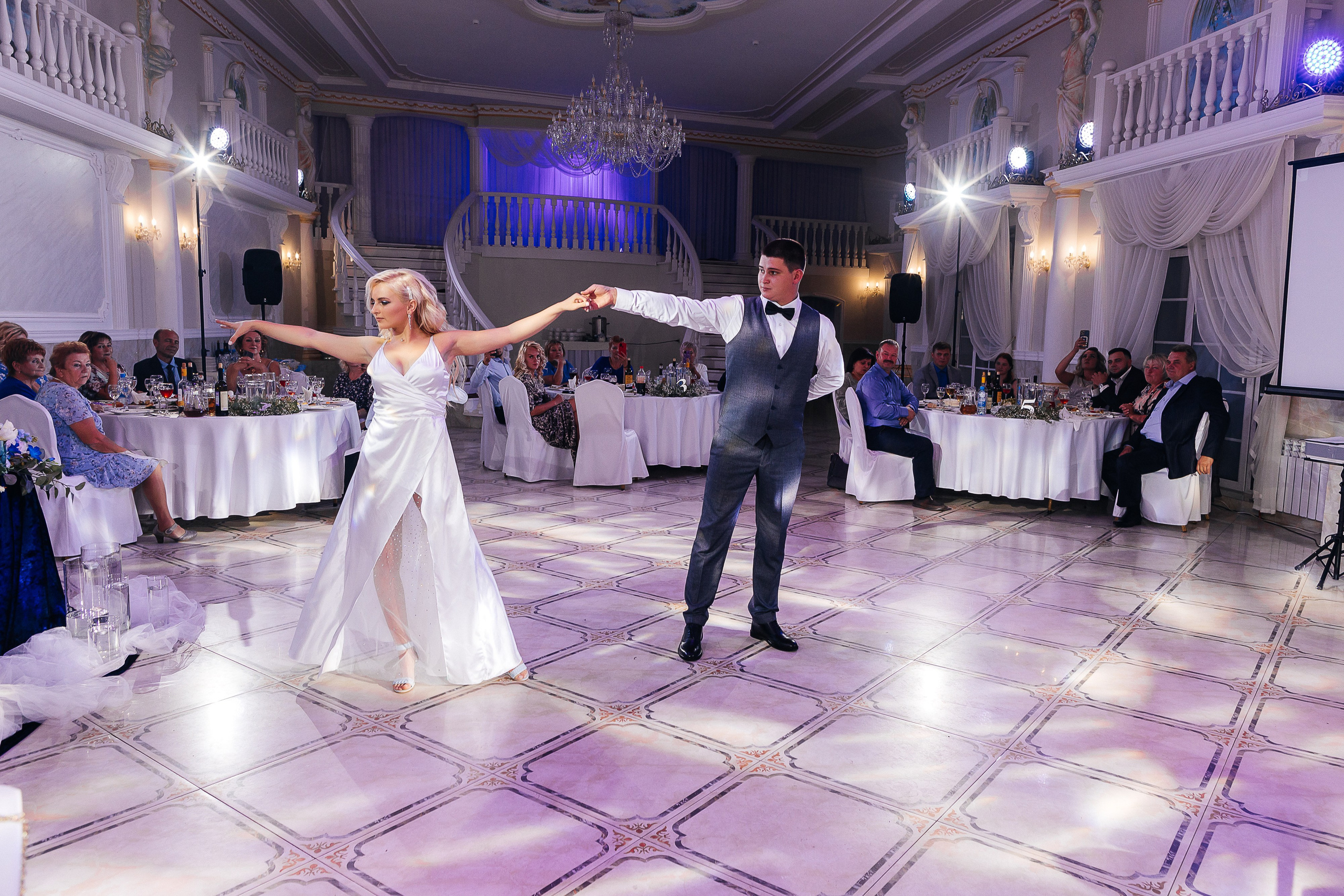 Стильная фотосессия пары в интерьерах ресторана. Олег Сверчков | Свадебный фотограф Вологда