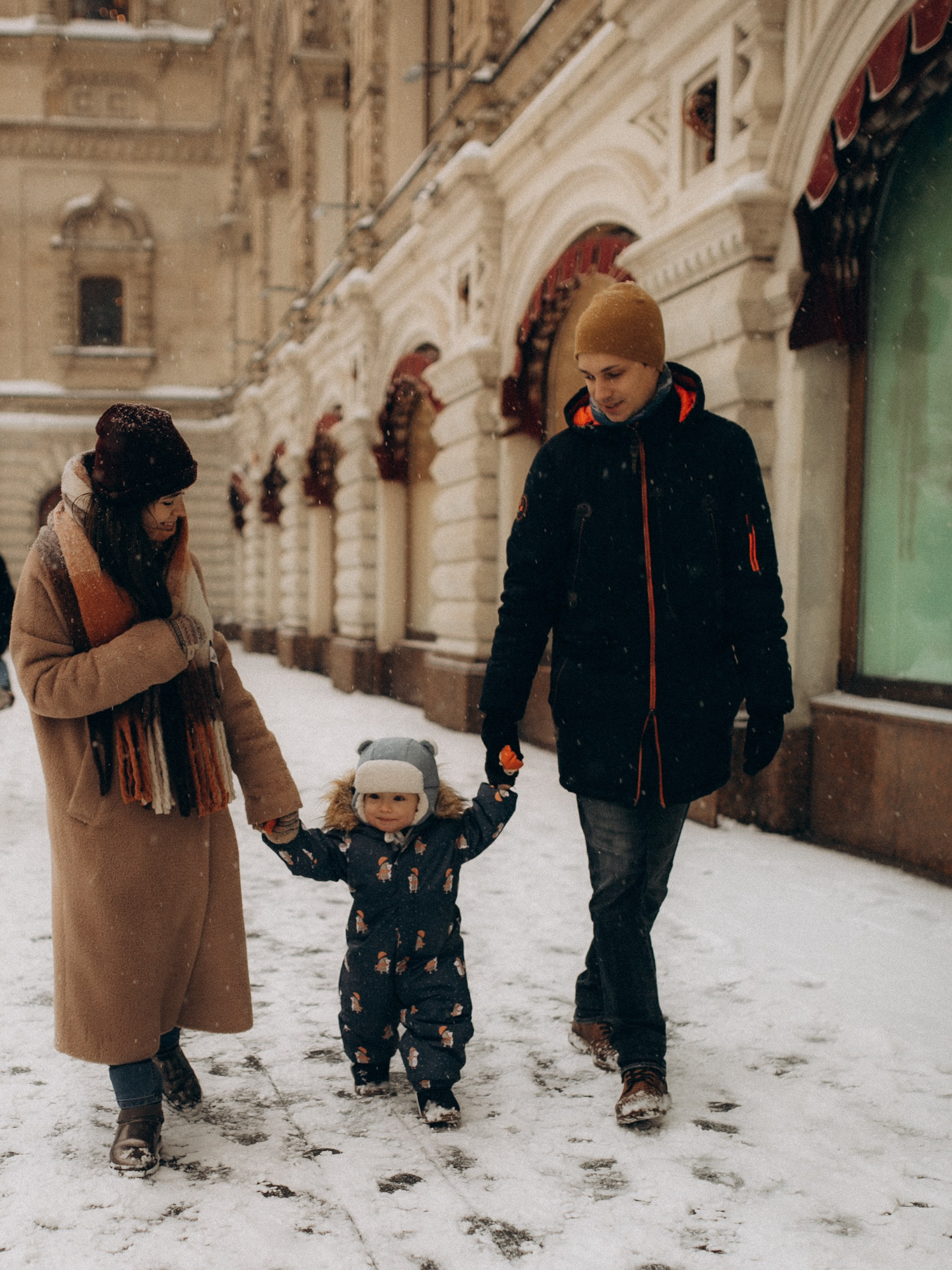 Лена, Митя и Левушка прогулка на Красной площади. Семейный фотограф в Москве и Люберцах Юлия Гуськова