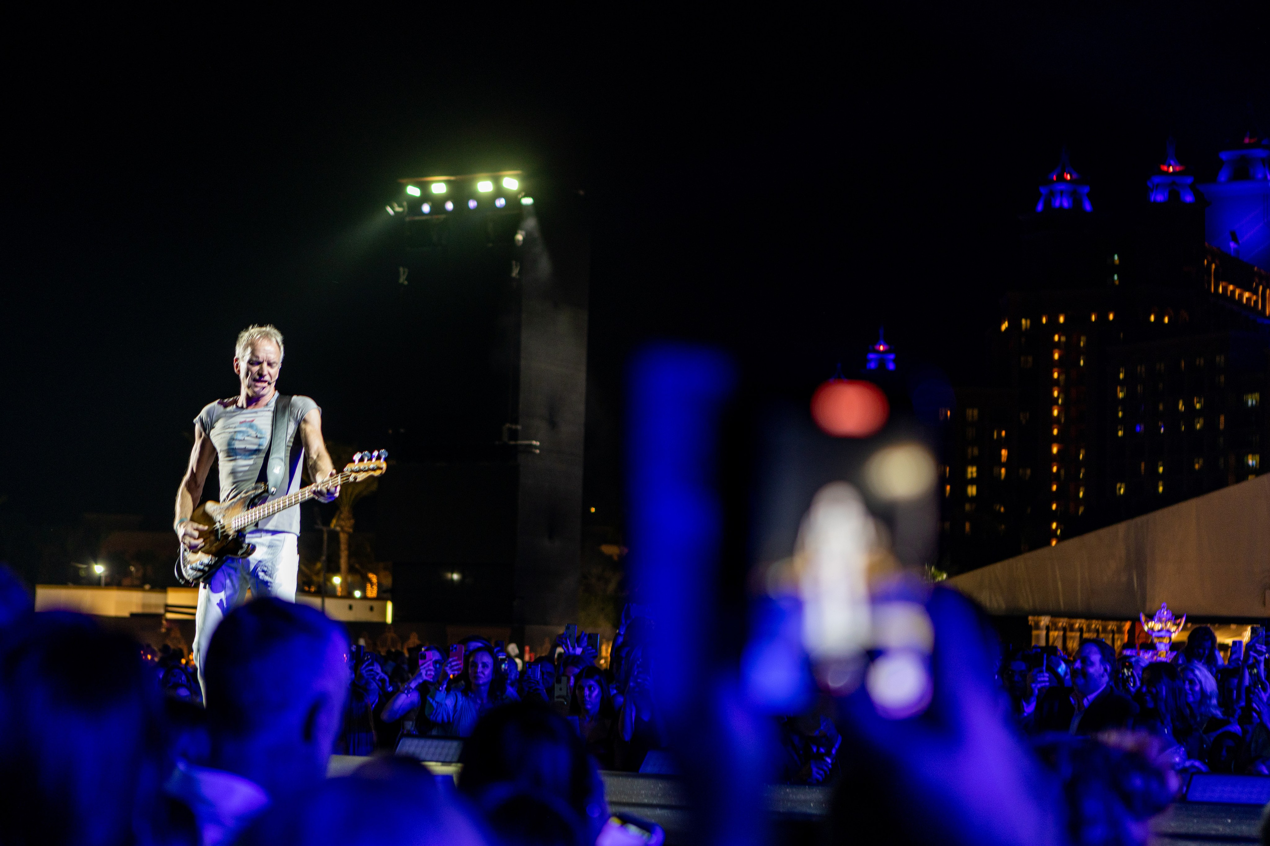 Стинг с гитарой на концерте в Дубай