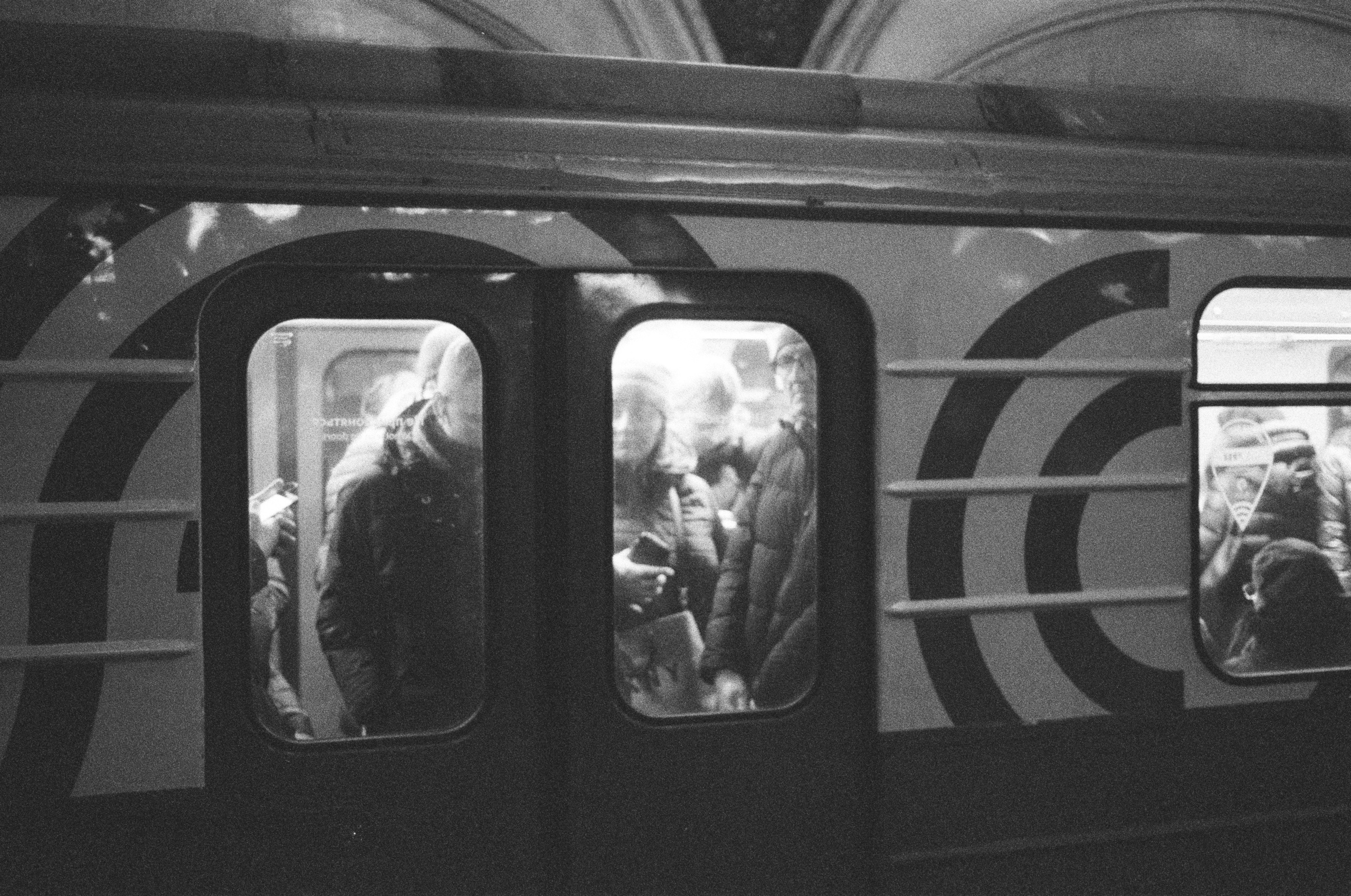 Фотосерия «Час пик»: динамика городской суеты в моменты транспортного и человеческого потока, игра света, тени и контраста в хронике городского движения. Фотограф: Ожерельев Лев